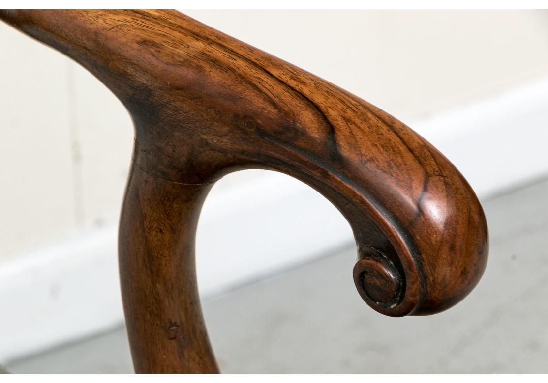 Ensemble de huit chaises de salle à manger italiennes vintage sculptées avec soin État moyen - En vente à Bridgeport, CT