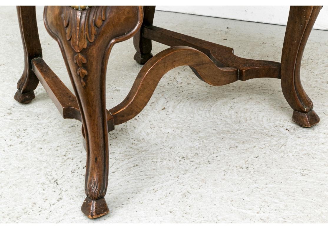 Ensemble de huit chaises de salle à manger italiennes vintage sculptées avec soin en vente 2