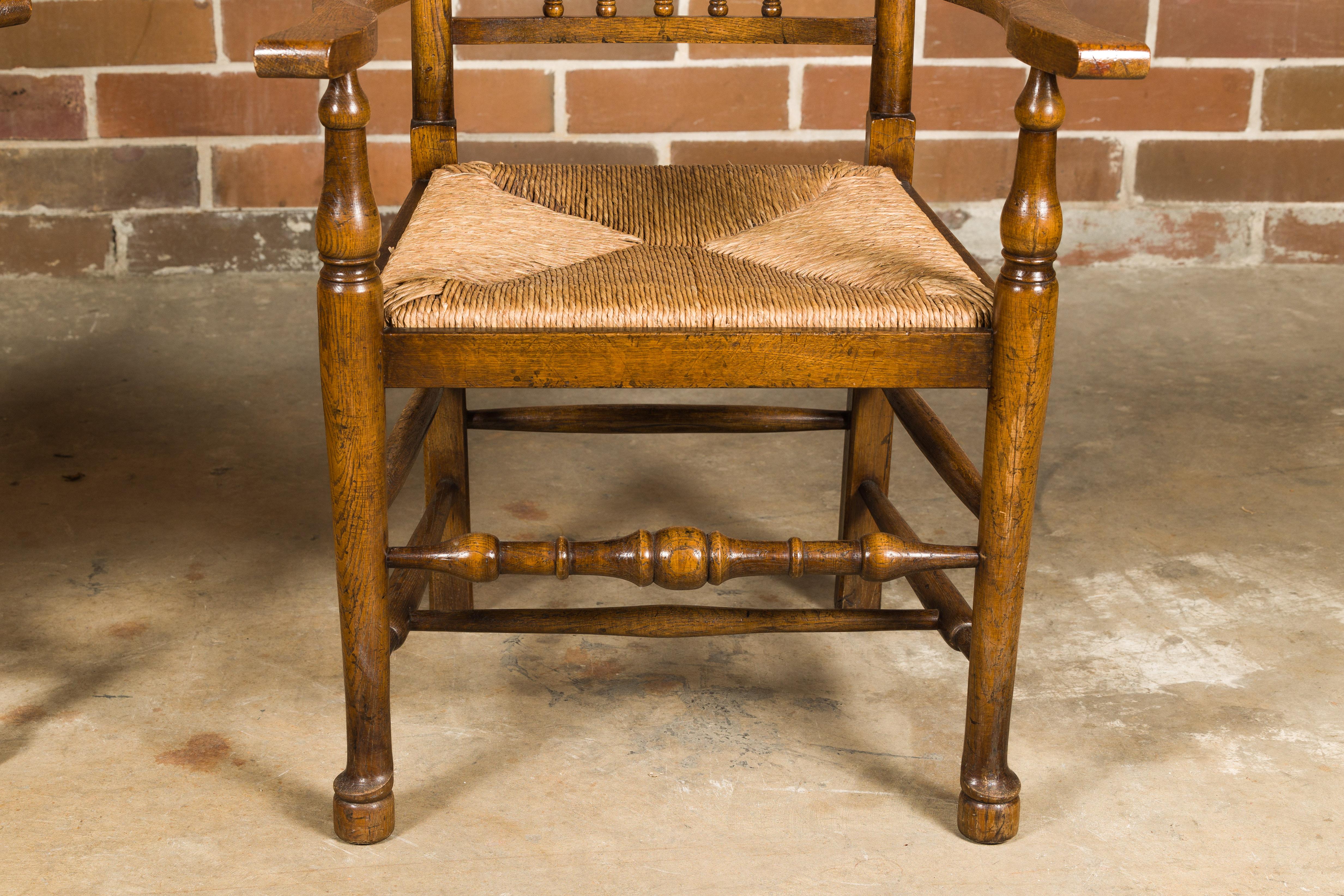 Satz von acht Esszimmerstühlen aus englischer Eiche im Vintage-Stil mit Binsen-Sitzen (Französisch) im Angebot