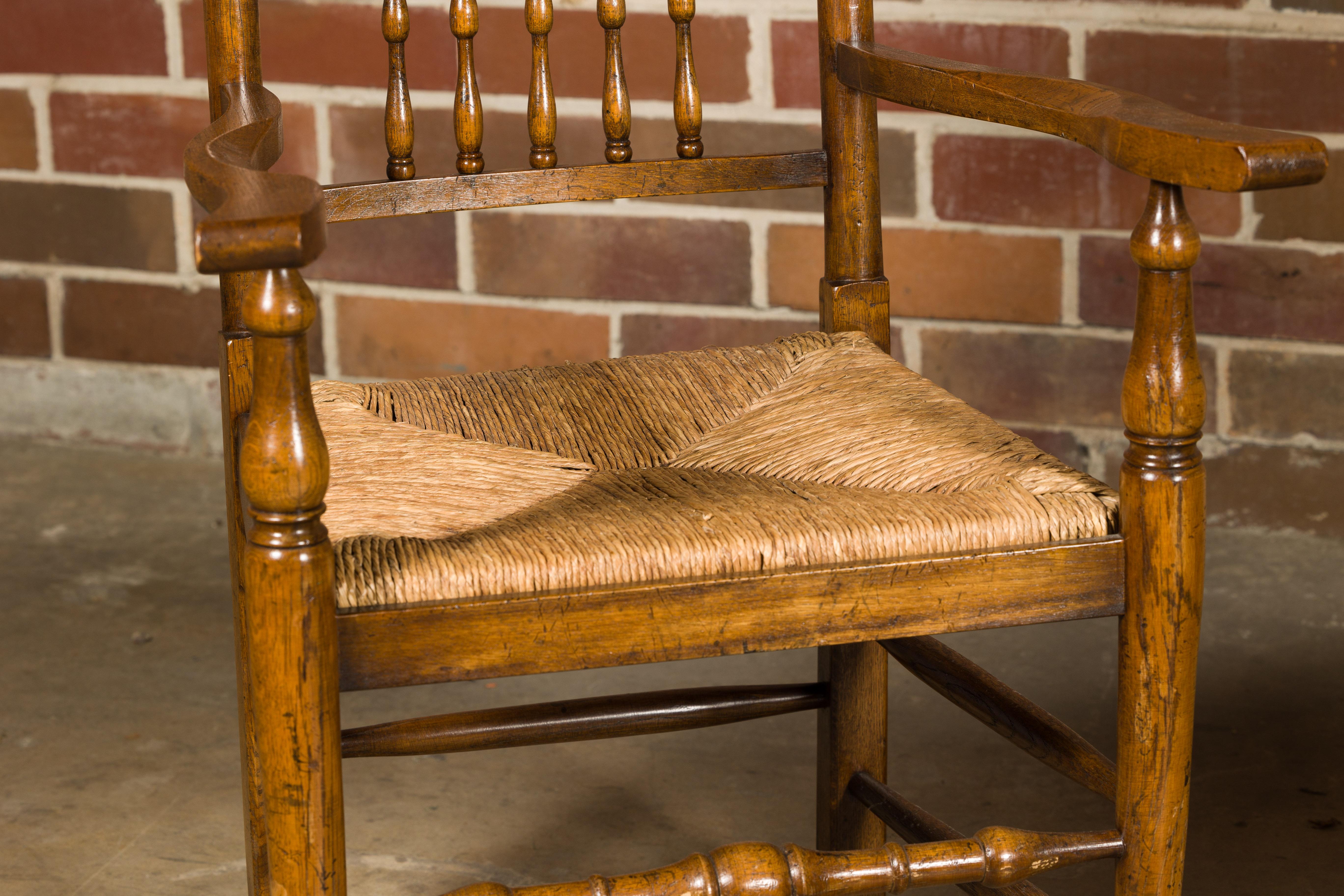 Satz von acht Esszimmerstühlen aus englischer Eiche im Vintage-Stil mit Binsen-Sitzen im Zustand „Gut“ im Angebot in Atlanta, GA