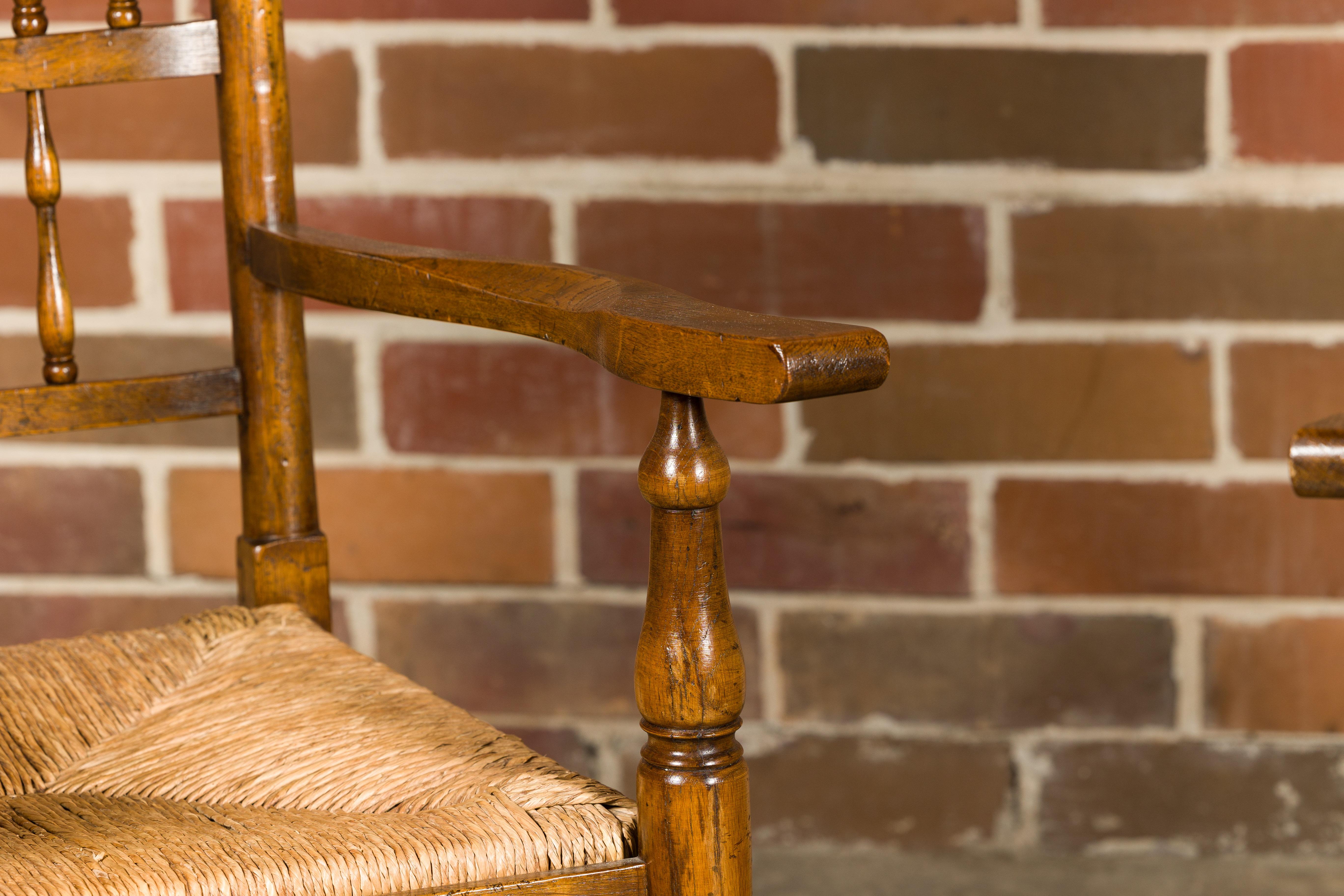 Satz von acht Esszimmerstühlen aus englischer Eiche im Vintage-Stil mit Binsen-Sitzen (20. Jahrhundert) im Angebot