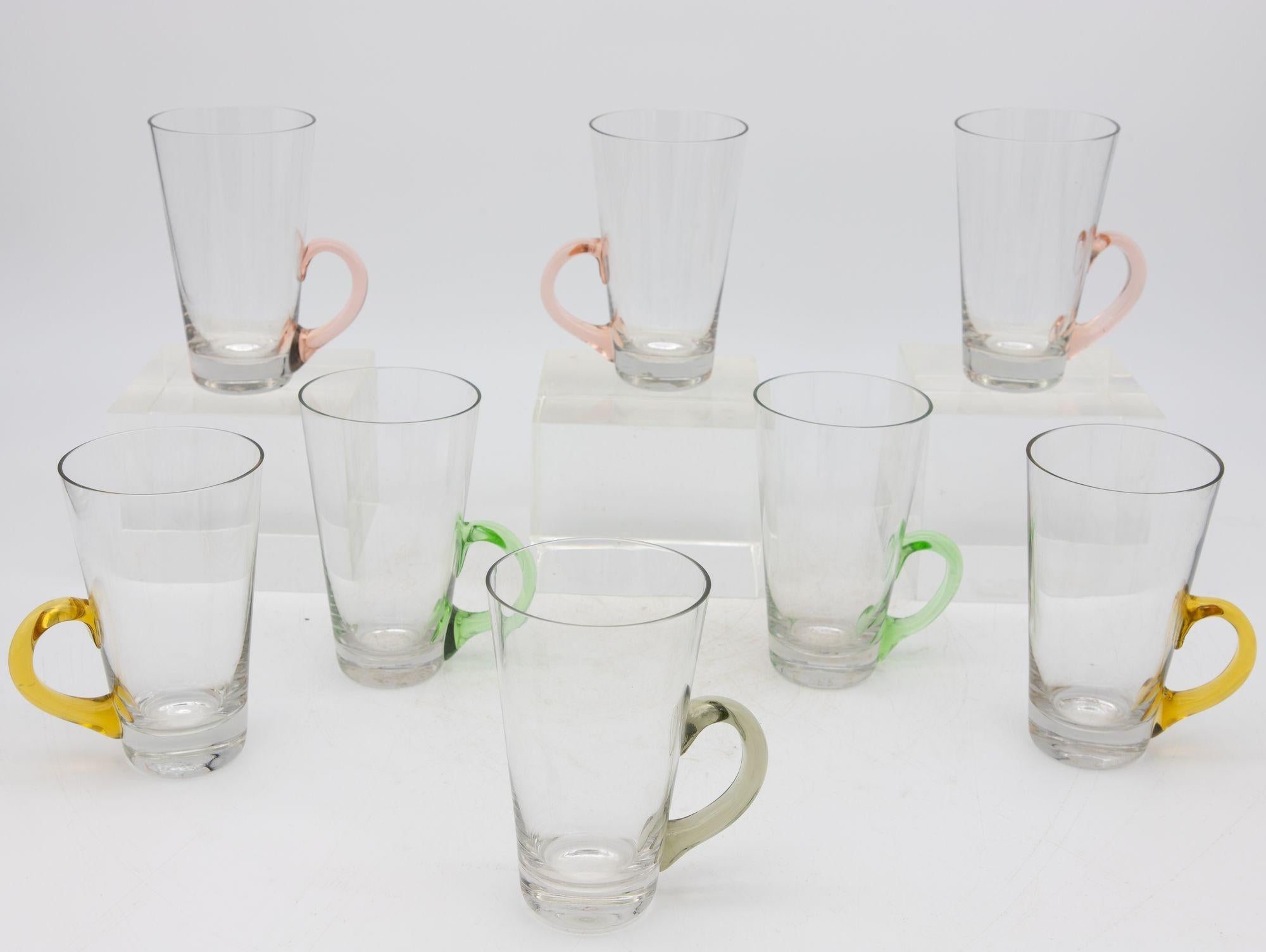 Ensemble de huit verres vintage Hot Toddy avec poignées colorées Bon état - En vente à South Salem, NY