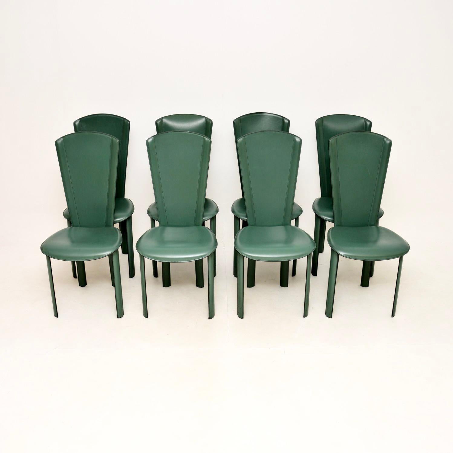 Ein stilvolles, bequemes und sehr gut verarbeitetes Set von acht italienischen Vintage-Leder-Esszimmerstühlen von Quia. Sie wurden in Italien hergestellt und stammen etwa aus den 1980er Jahren.

Die Qualität ist hervorragend, sie haben Stahlrahmen,
