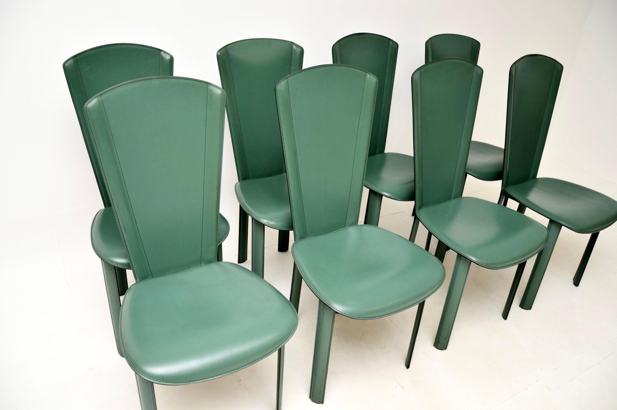 Mid-Century Modern Ensemble de huit chaises de salle à manger italiennes vintage en cuir par Quia en vente
