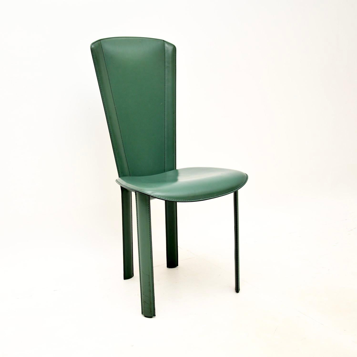 Satz von acht italienischen Vintage-Esszimmerstühlen aus Leder von Quia (Italienisch) im Angebot