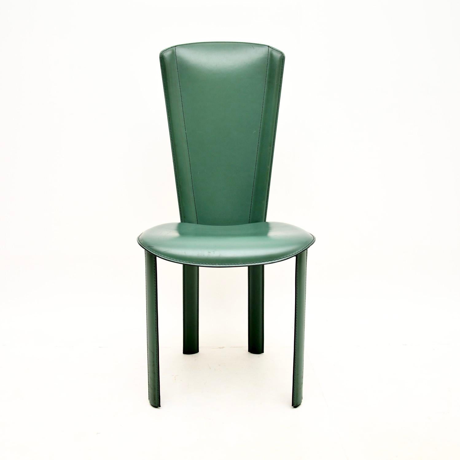 Fin du 20e siècle Ensemble de huit chaises de salle à manger italiennes vintage en cuir par Quia en vente