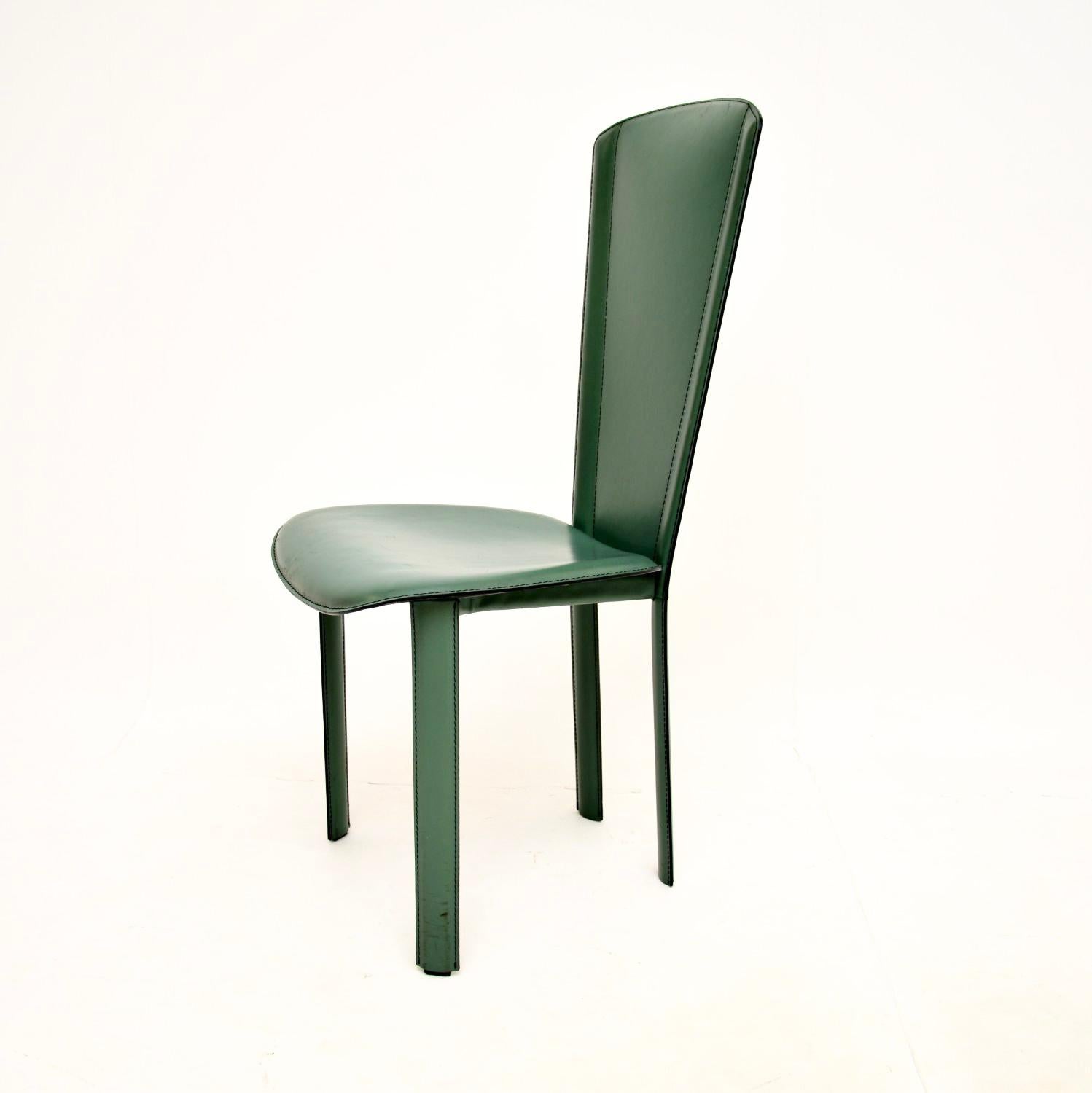 Satz von acht italienischen Vintage-Esszimmerstühlen aus Leder von Quia (Ende des 20. Jahrhunderts) im Angebot