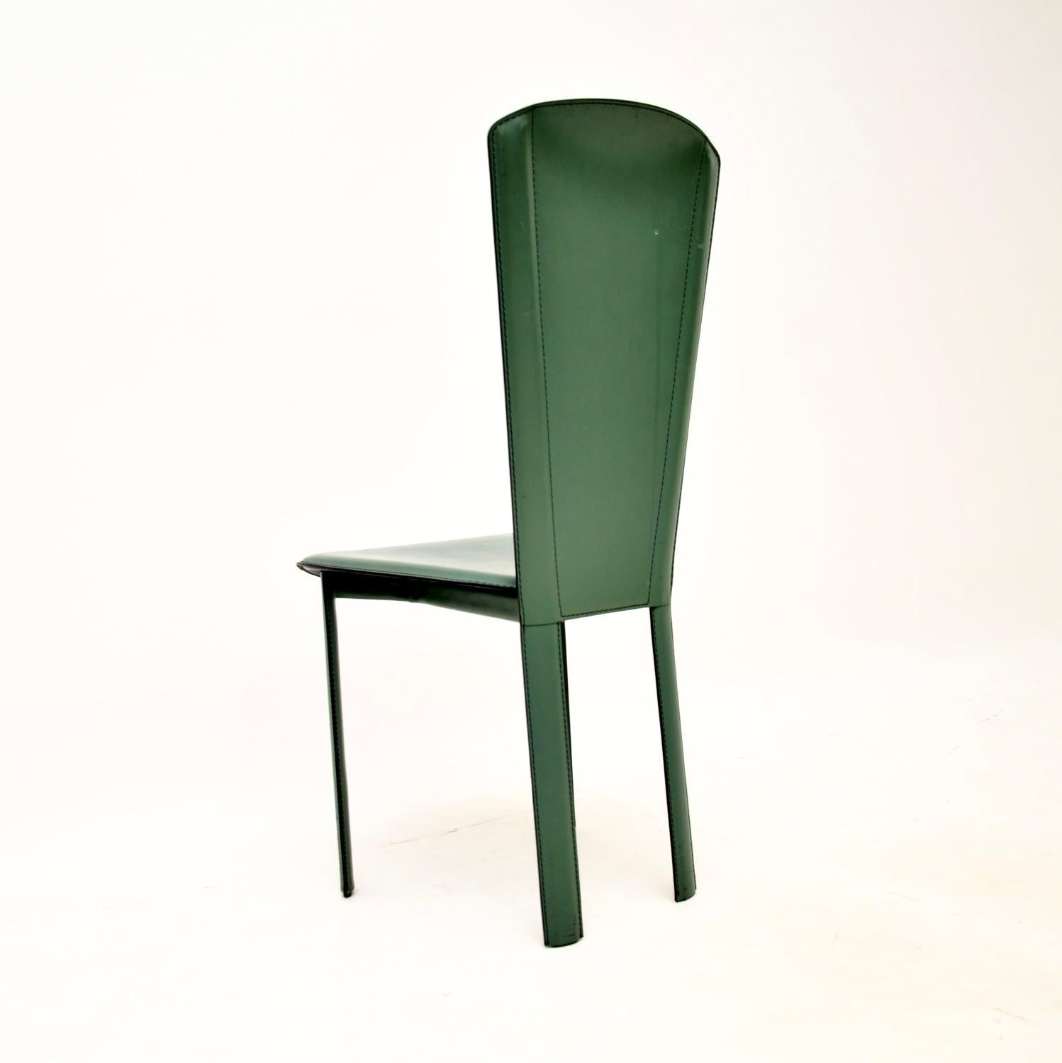 Satz von acht italienischen Vintage-Esszimmerstühlen aus Leder von Quia im Angebot 1