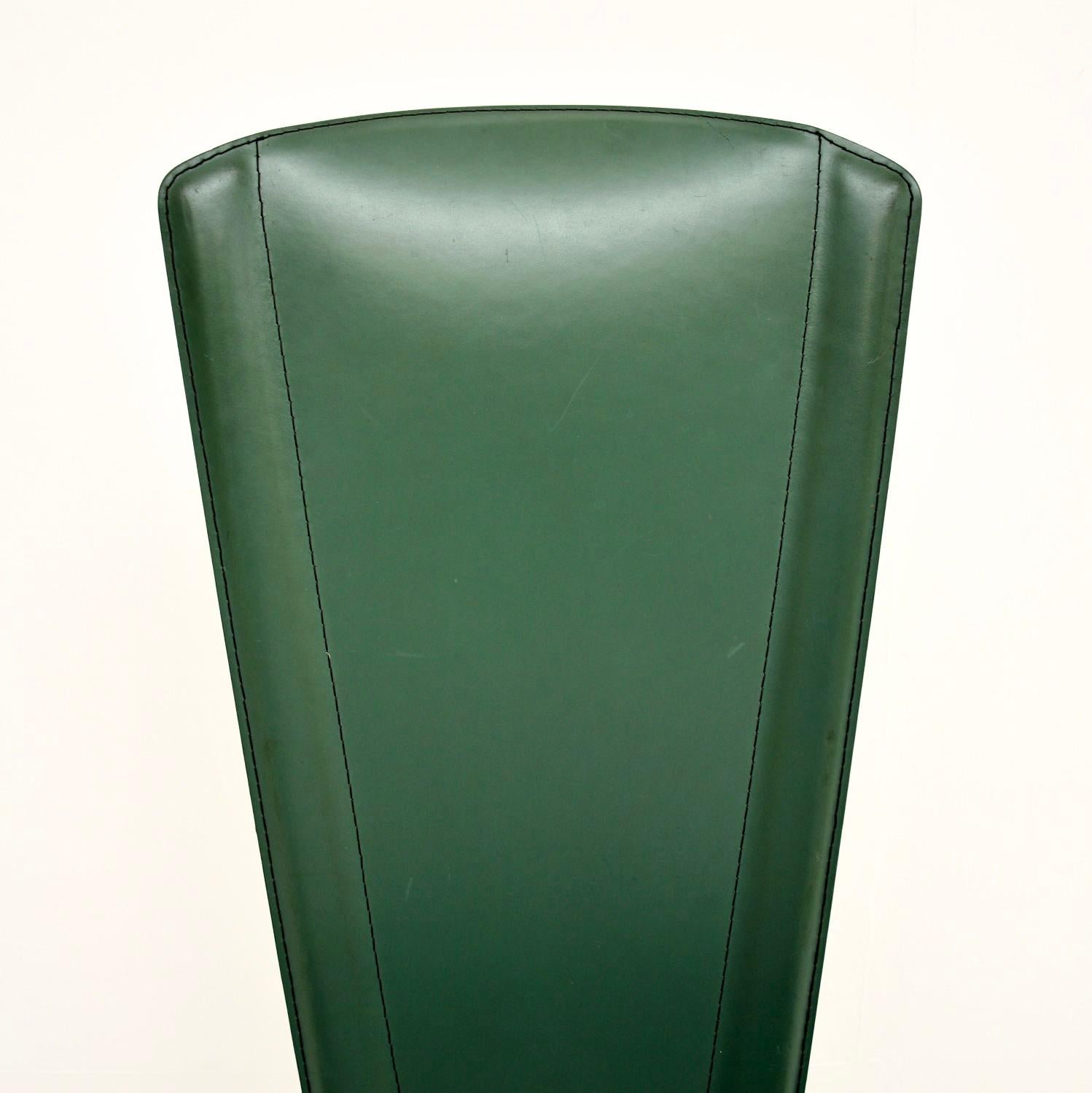 Satz von acht italienischen Vintage-Esszimmerstühlen aus Leder von Quia im Angebot 3