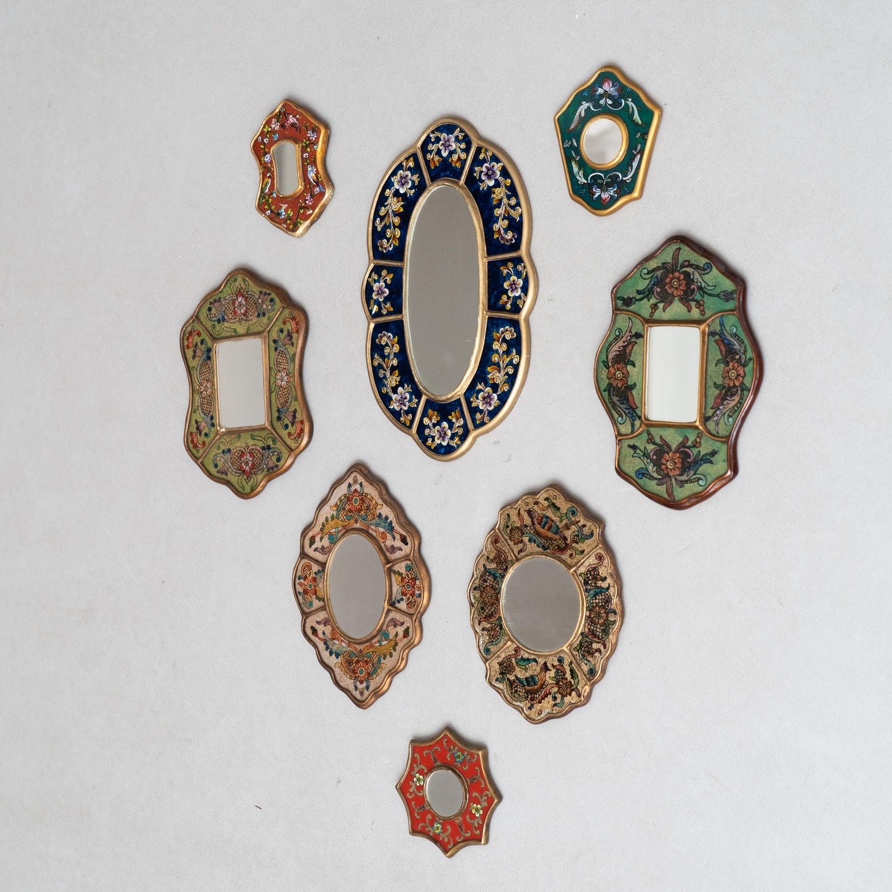 Mid-Century Modern Ensemble de huit miroirs muraux péruviens vintage du milieu du siècle en bois peints à la main