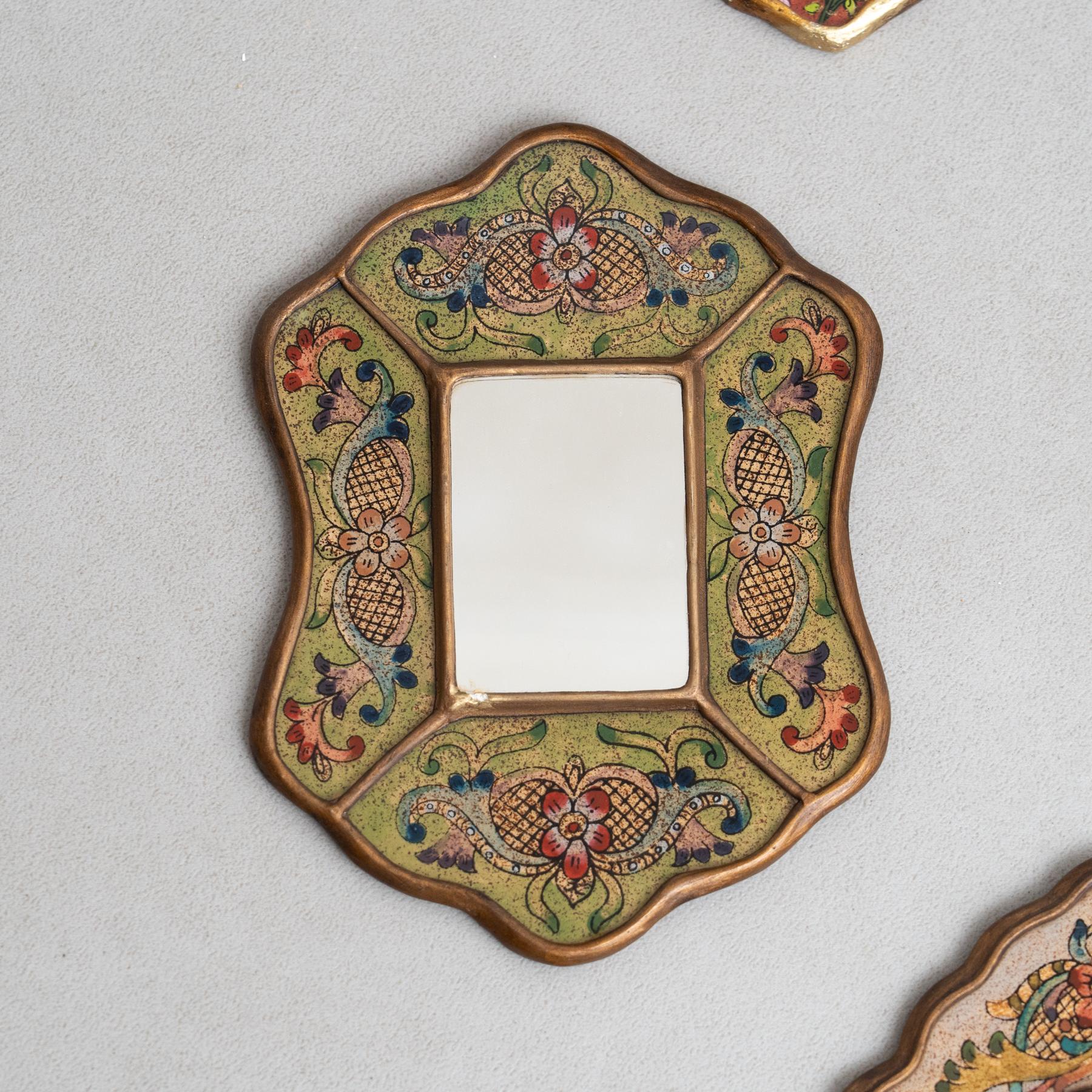 Ensemble de huit miroirs muraux péruviens vintage du milieu du siècle en bois peints à la main Bon état à Barcelona, ES