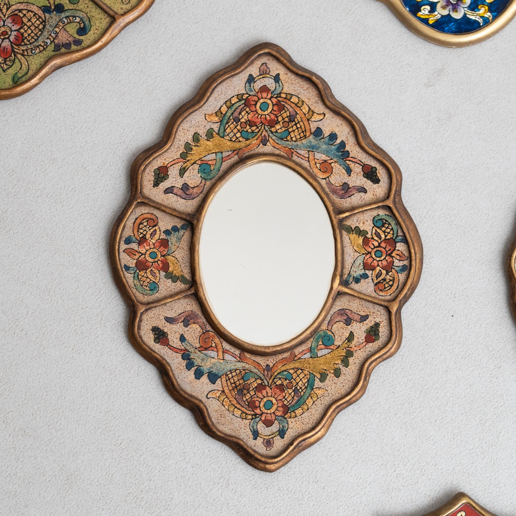 Milieu du XXe siècle Ensemble de huit miroirs muraux péruviens vintage du milieu du siècle en bois peints à la main