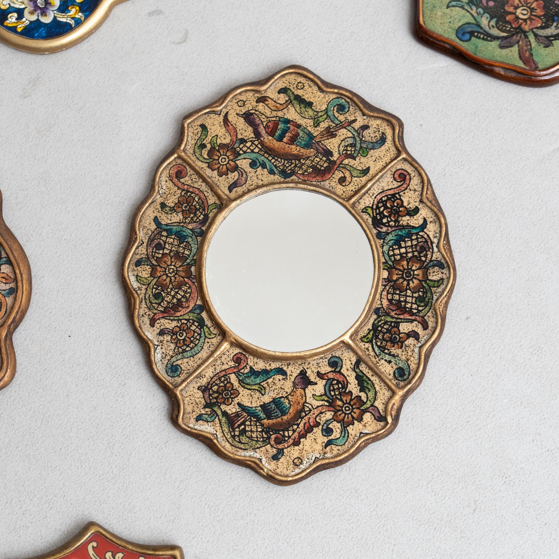 Bois Ensemble de huit miroirs muraux péruviens vintage du milieu du siècle en bois peints à la main