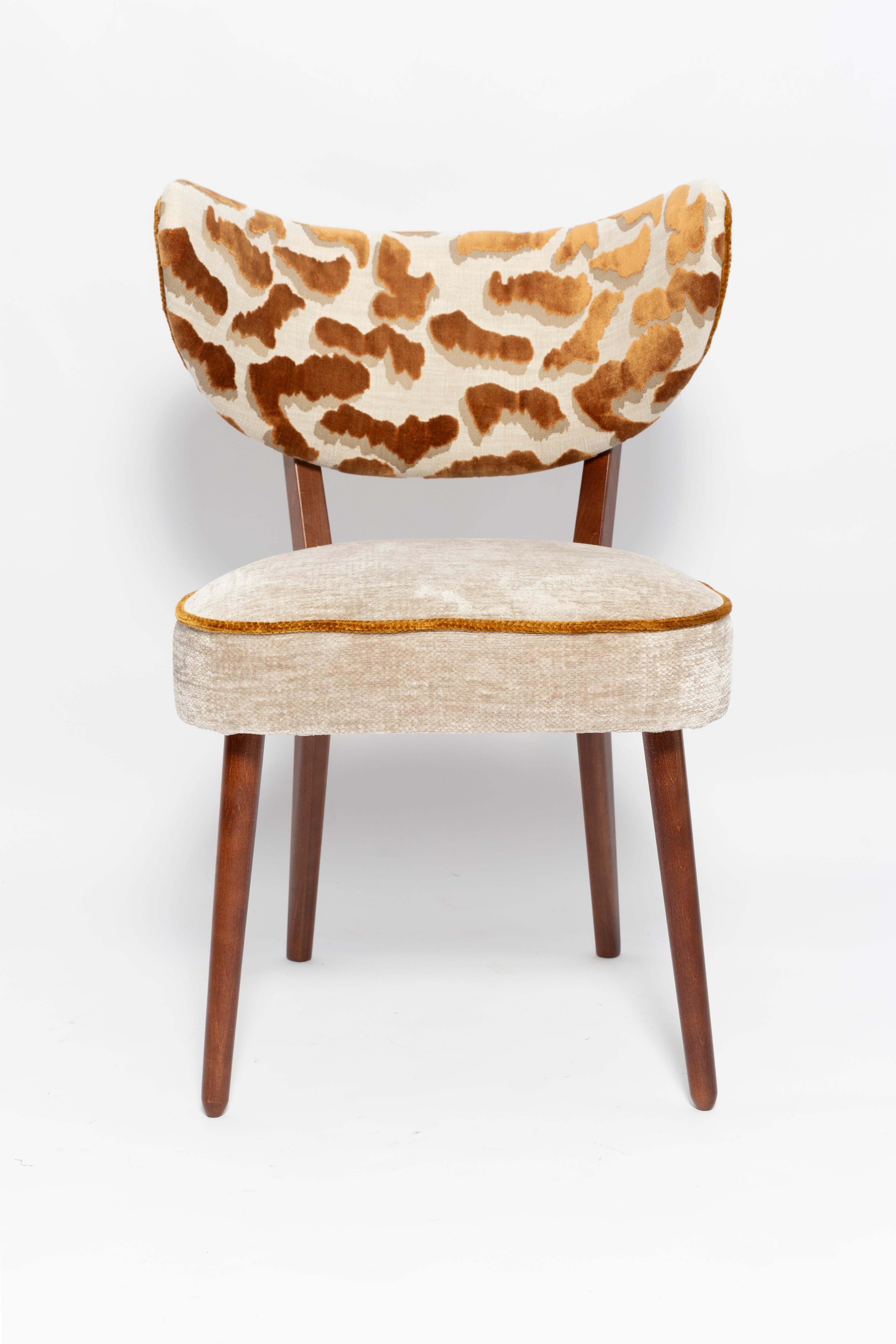 Satz von acht Vintola Studio Esszimmerstühlen, Casamance Nimbus Leopard Fabric (Polnisch) im Angebot