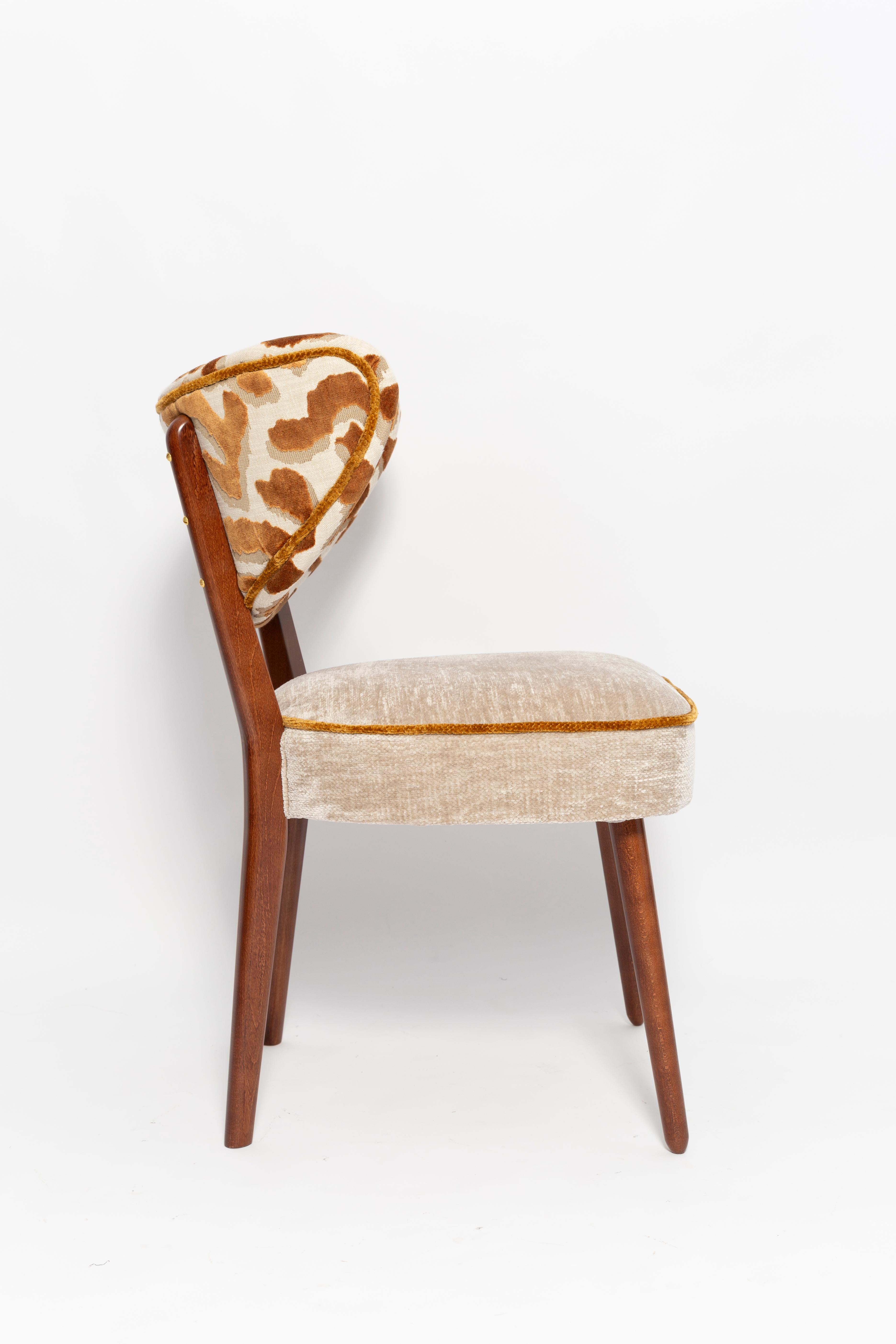 Satz von acht Vintola Studio Esszimmerstühlen, Casamance Nimbus Leopard Fabric (Handgefertigt) im Angebot