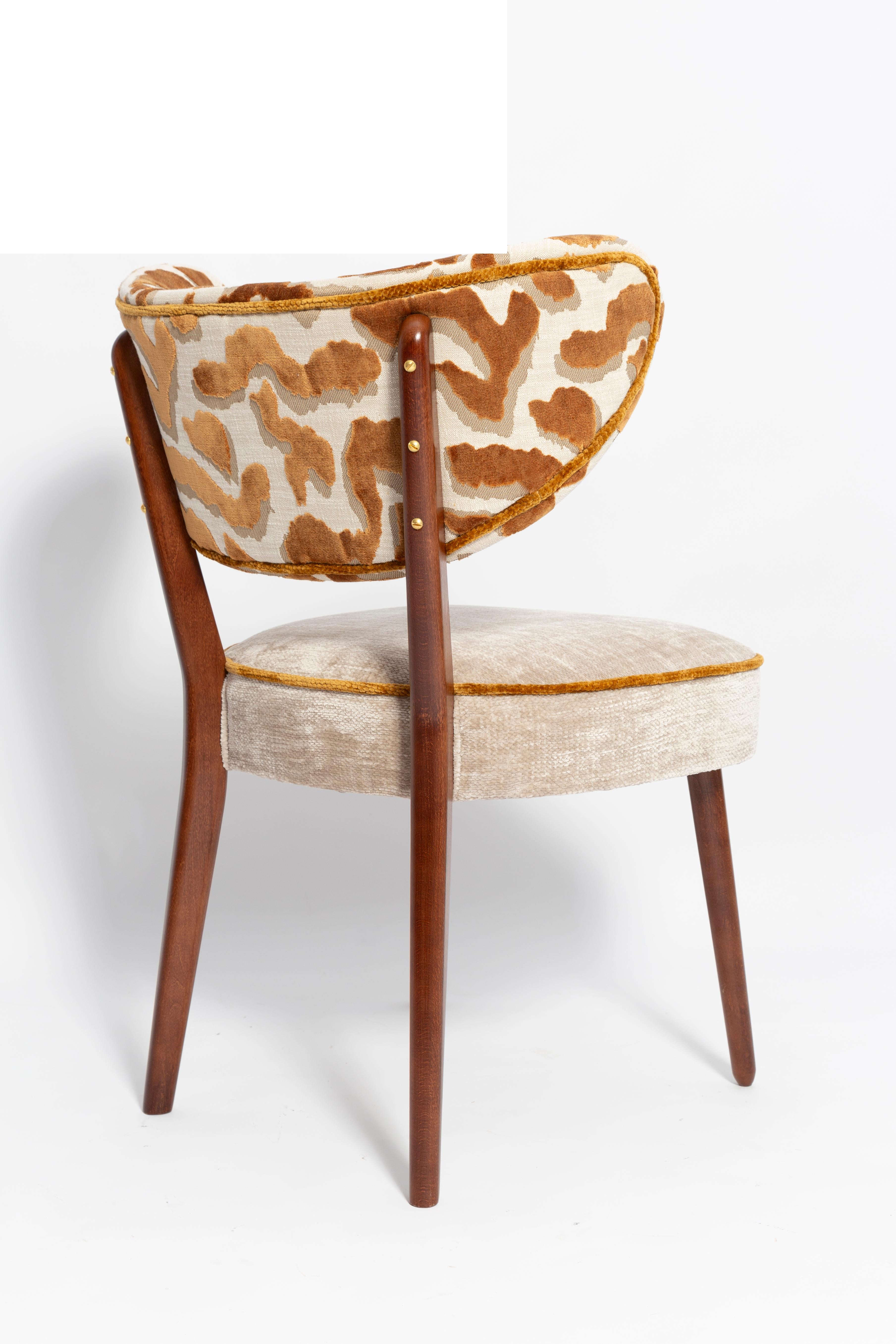 Satz von acht Vintola Studio Esszimmerstühlen, Casamance Nimbus Leopard Fabric (Bouclé) im Angebot