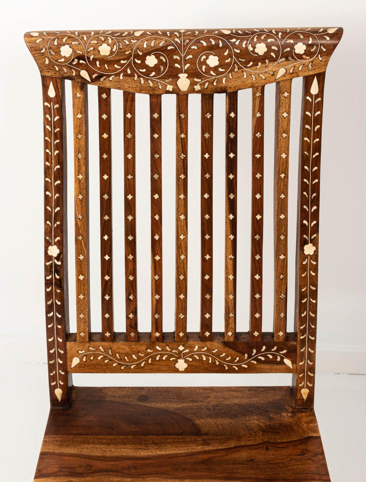 Set of Eight Walnut and Bone Inlaid Dining Room Chairs In Good Condition For Sale In Stamford, CT