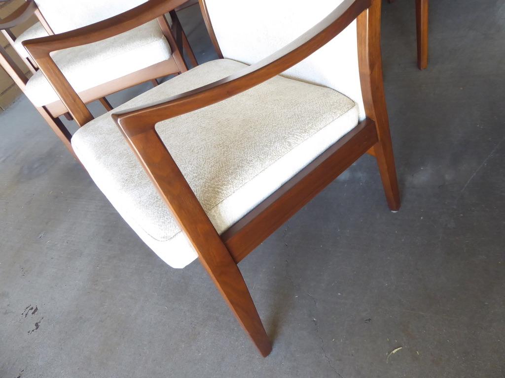 Set of Eight Walnut Dining Chairs by Johnson Chair Co. circa 1950s In Good Condition For Sale In Palm Springs, CA