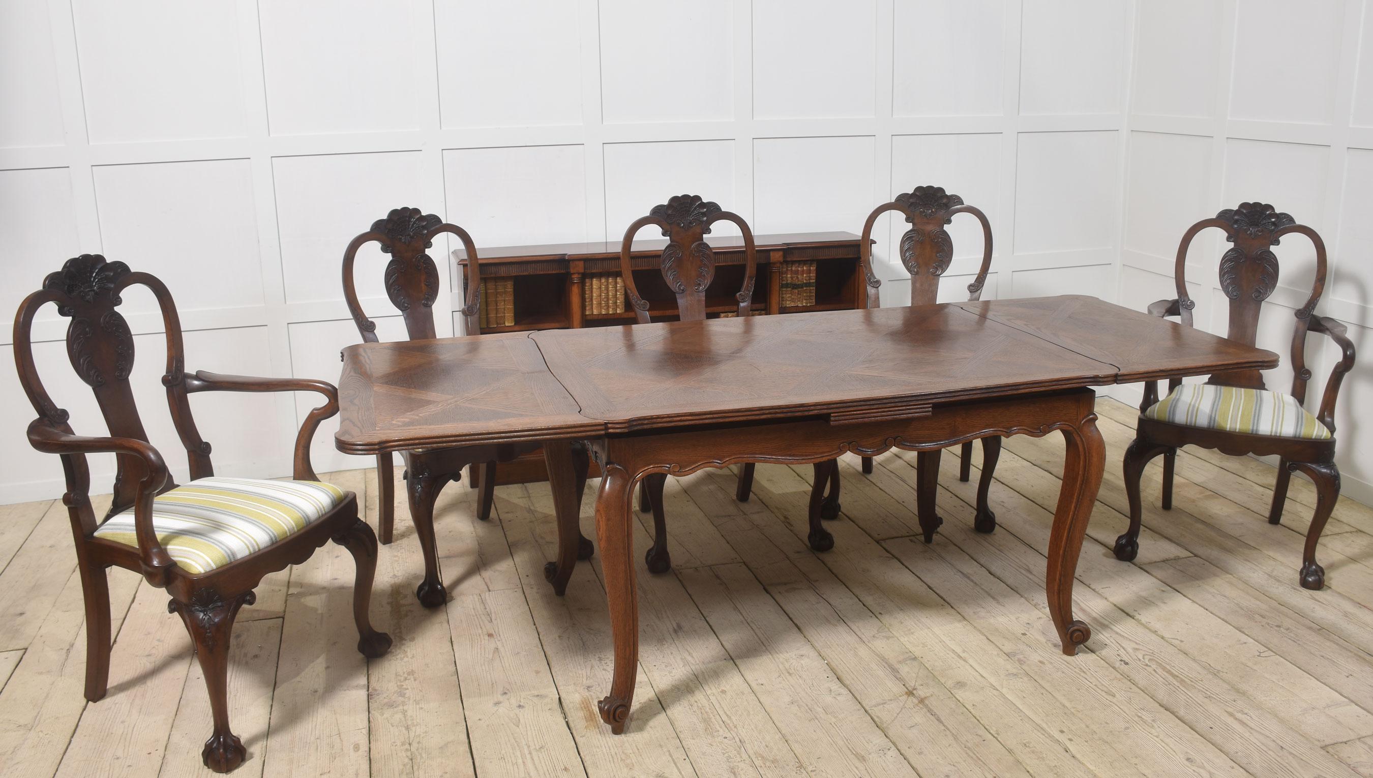 Set di otto sedie da pranzo in noce in vendita 5