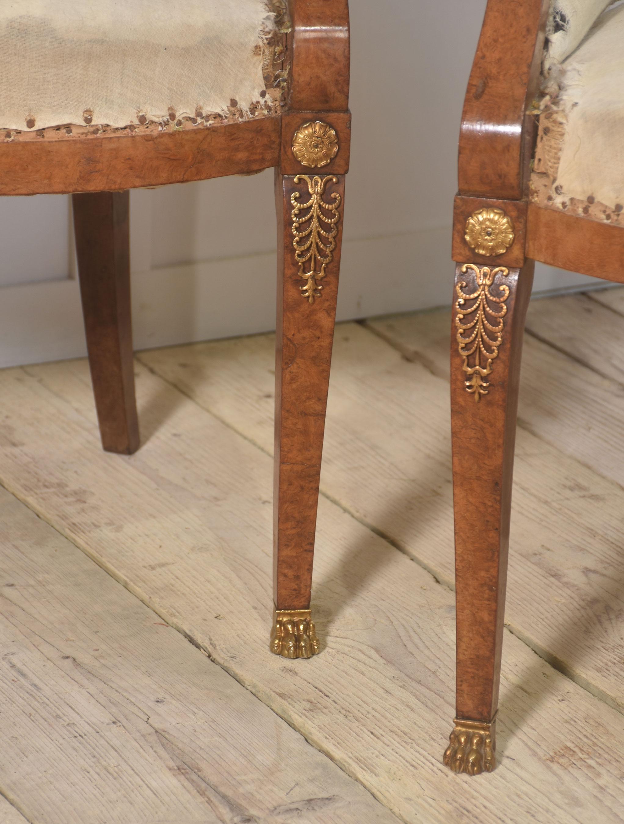 Conjunto de ocho sillas de comedor de nogal en venta 5