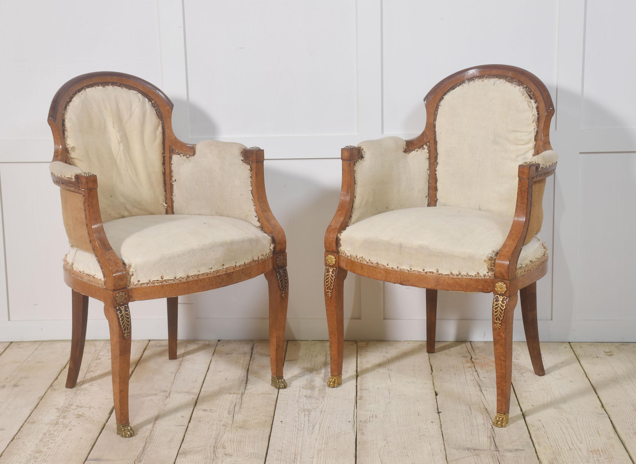 Conjunto de ocho sillas de comedor de nogal en venta 6