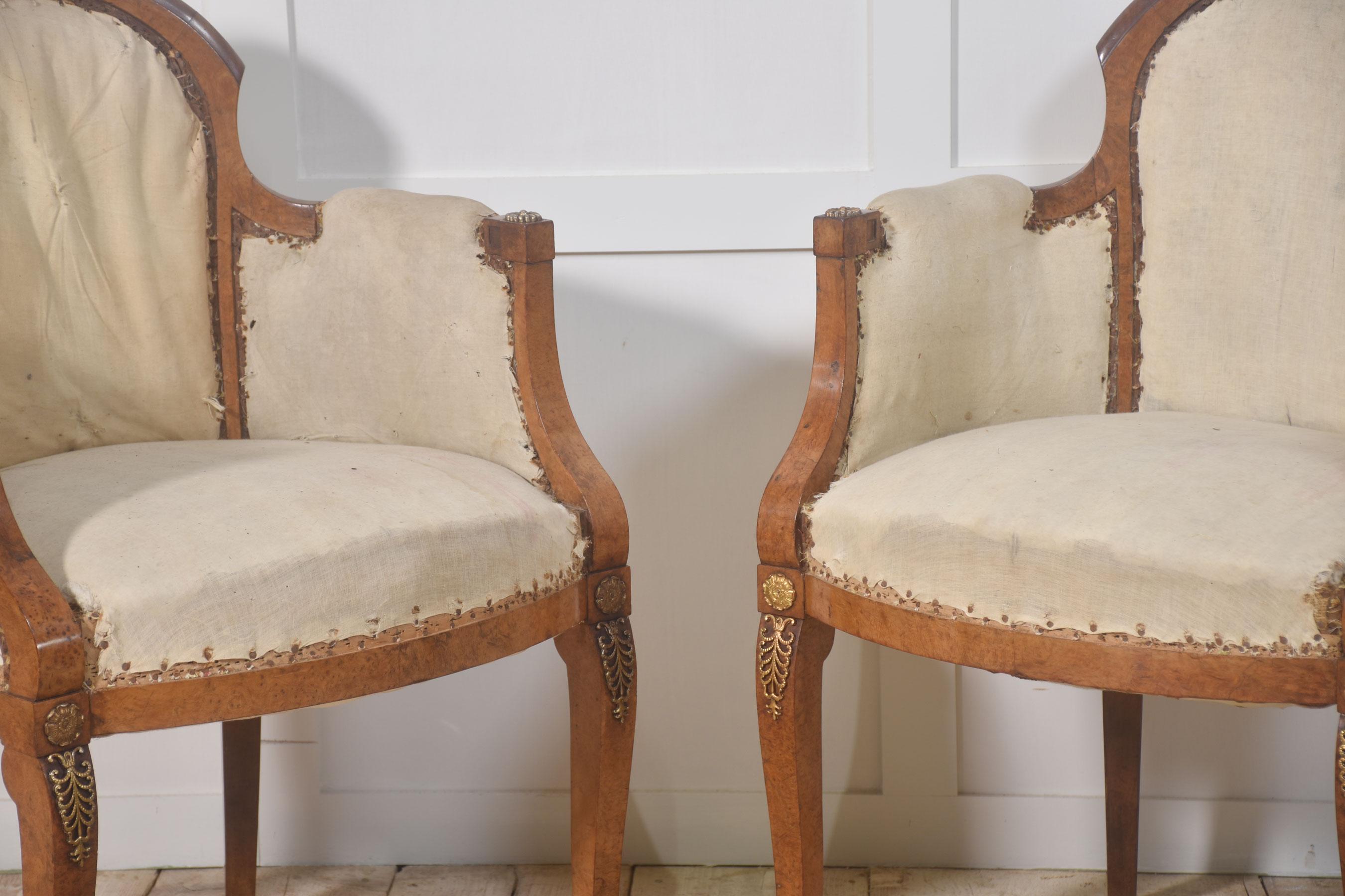 Conjunto de ocho sillas de comedor de nogal en venta 7