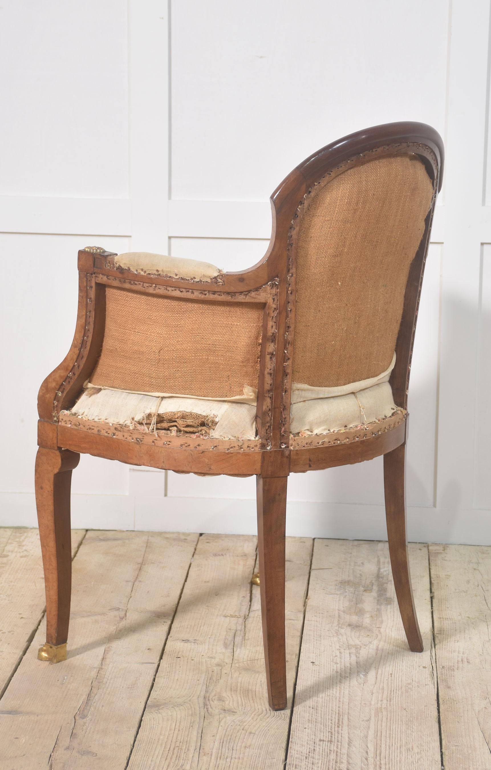 Conjunto de ocho sillas de comedor de nogal en venta 8