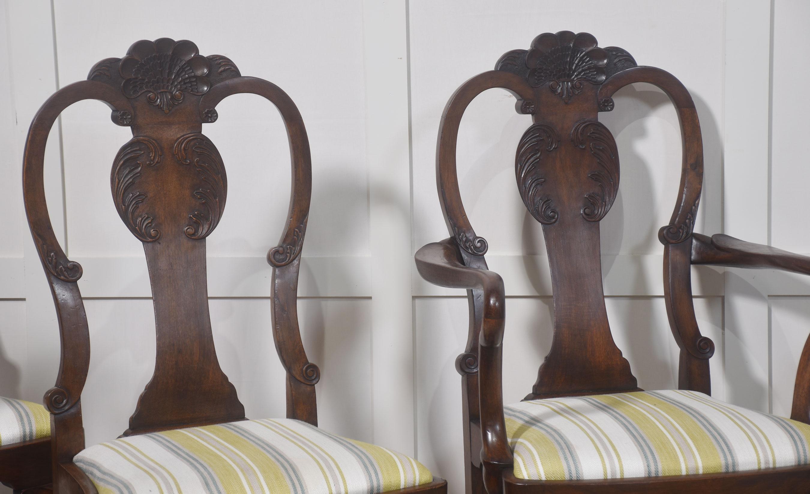 Set di otto sedie da pranzo in noce composto da due poltrone e sei sedie, ognuna delle quali ha la parte superiore sagomata sopra una stecca verticale a forma di vaso, con una seduta a ribalta sopra gambe anteriori a cabriola che terminano con piedi