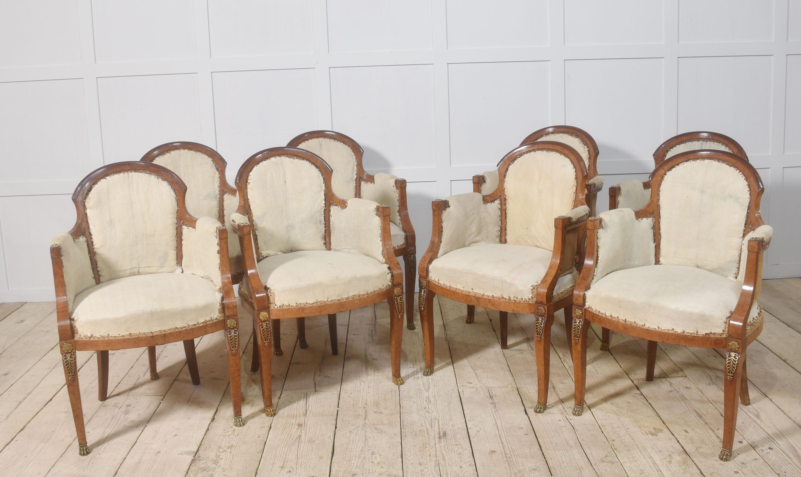 Conjunto de ocho sillones de nogal de estilo imperio, con respaldos de formas bien definidas y brazos acolchados sobre el asiento acolchado. Levantado sobre patas delanteras montadas en ormolu que terminan en pies de garra.
Dimensiones
Altura 35,5
