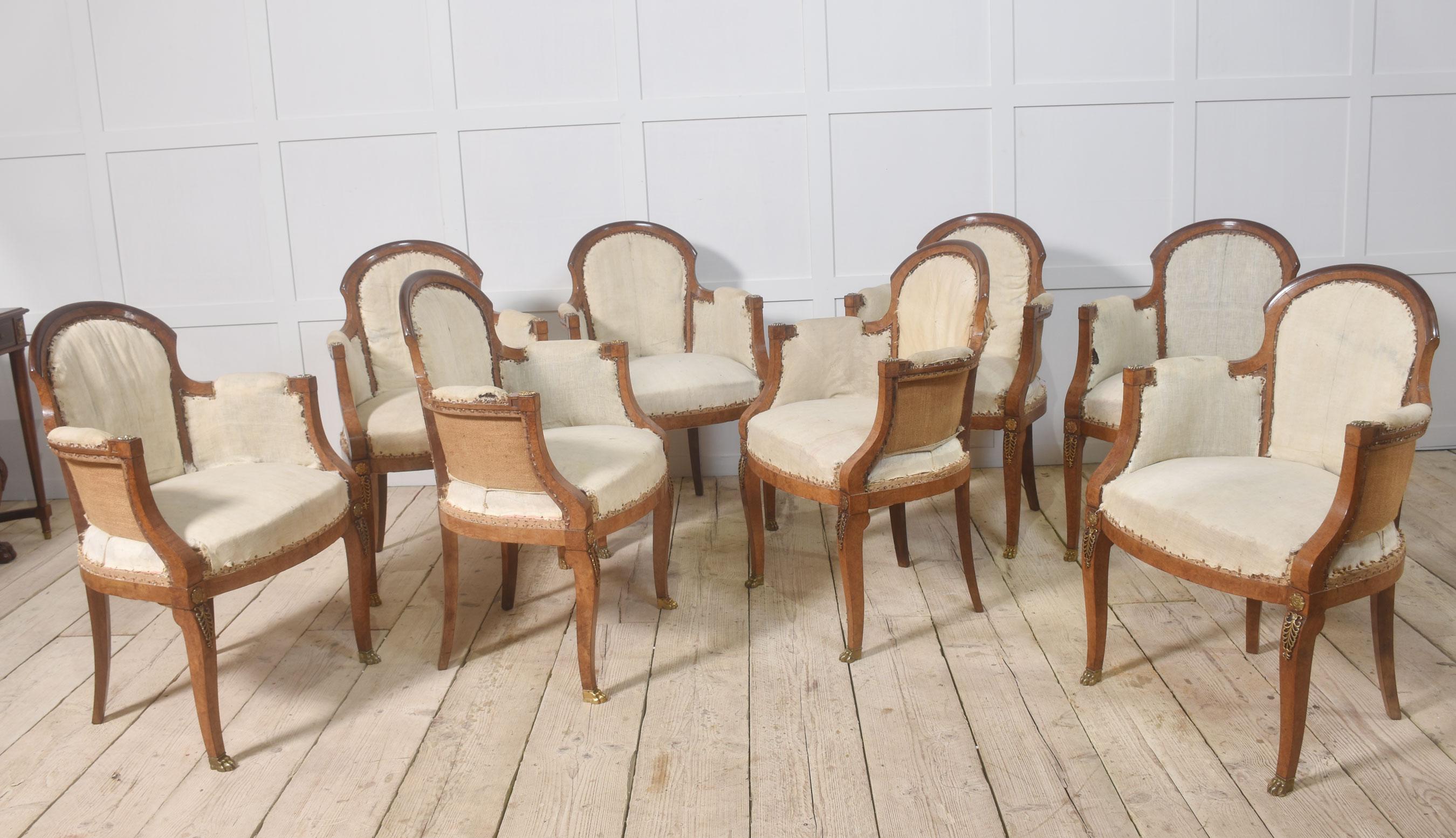 Conjunto de ocho sillas de comedor de nogal Británico en venta