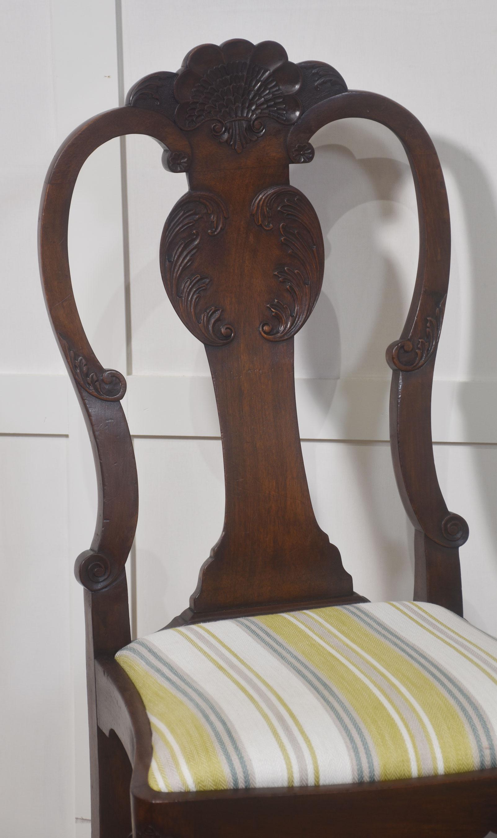 Set di otto sedie da pranzo in noce in vendita 1