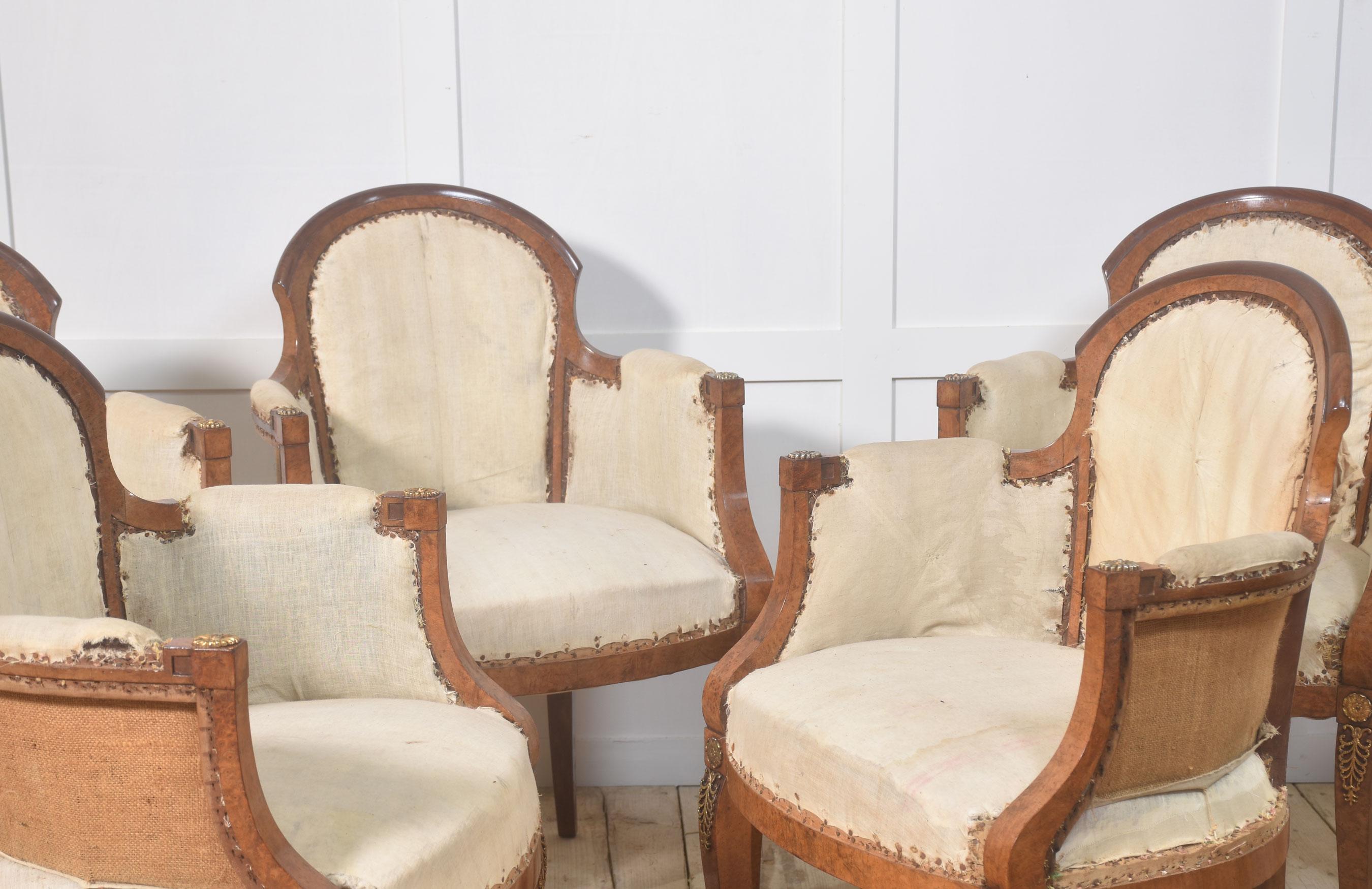 Conjunto de ocho sillas de comedor de nogal en venta 1