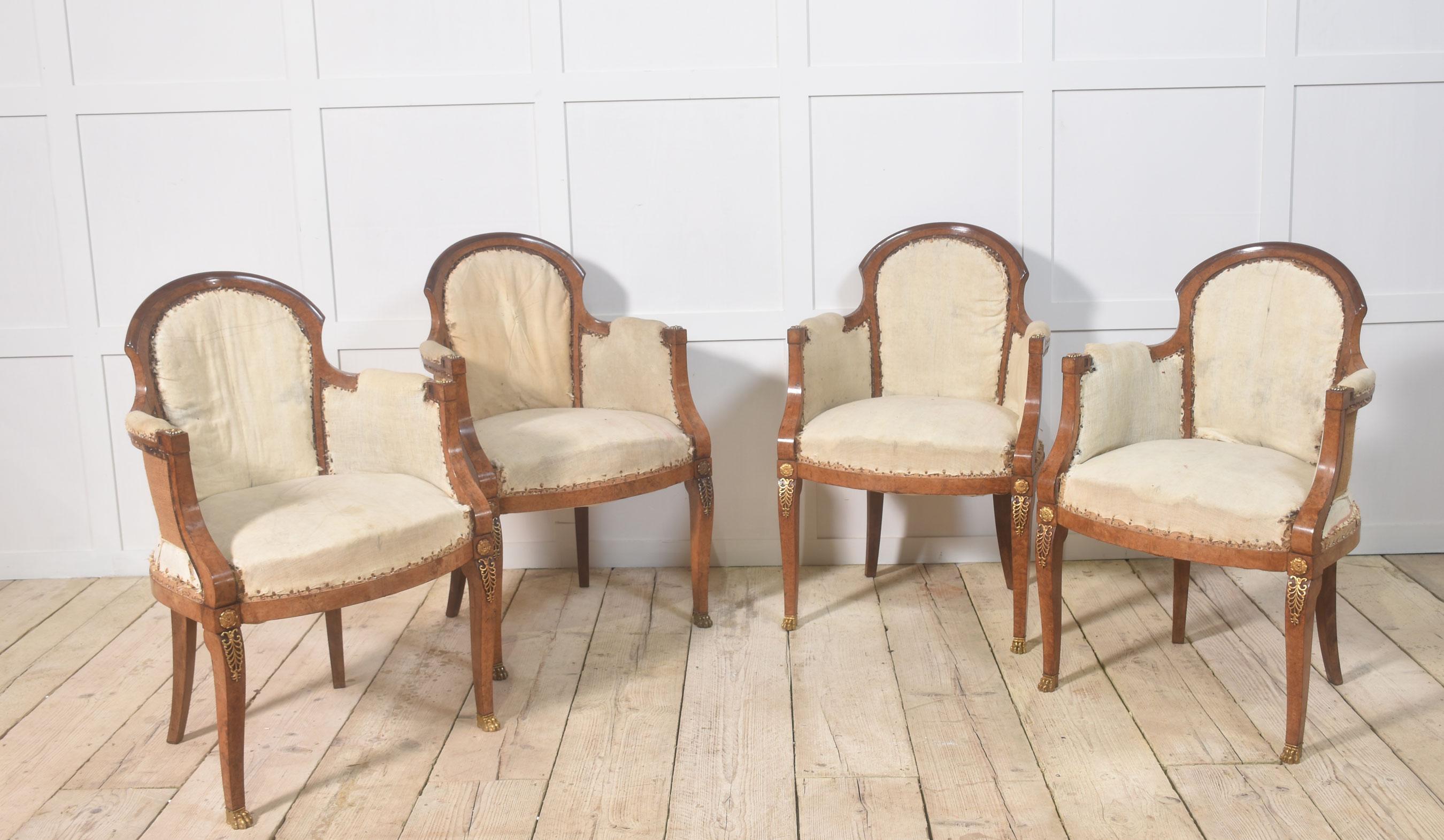 Conjunto de ocho sillas de comedor de nogal en venta 2