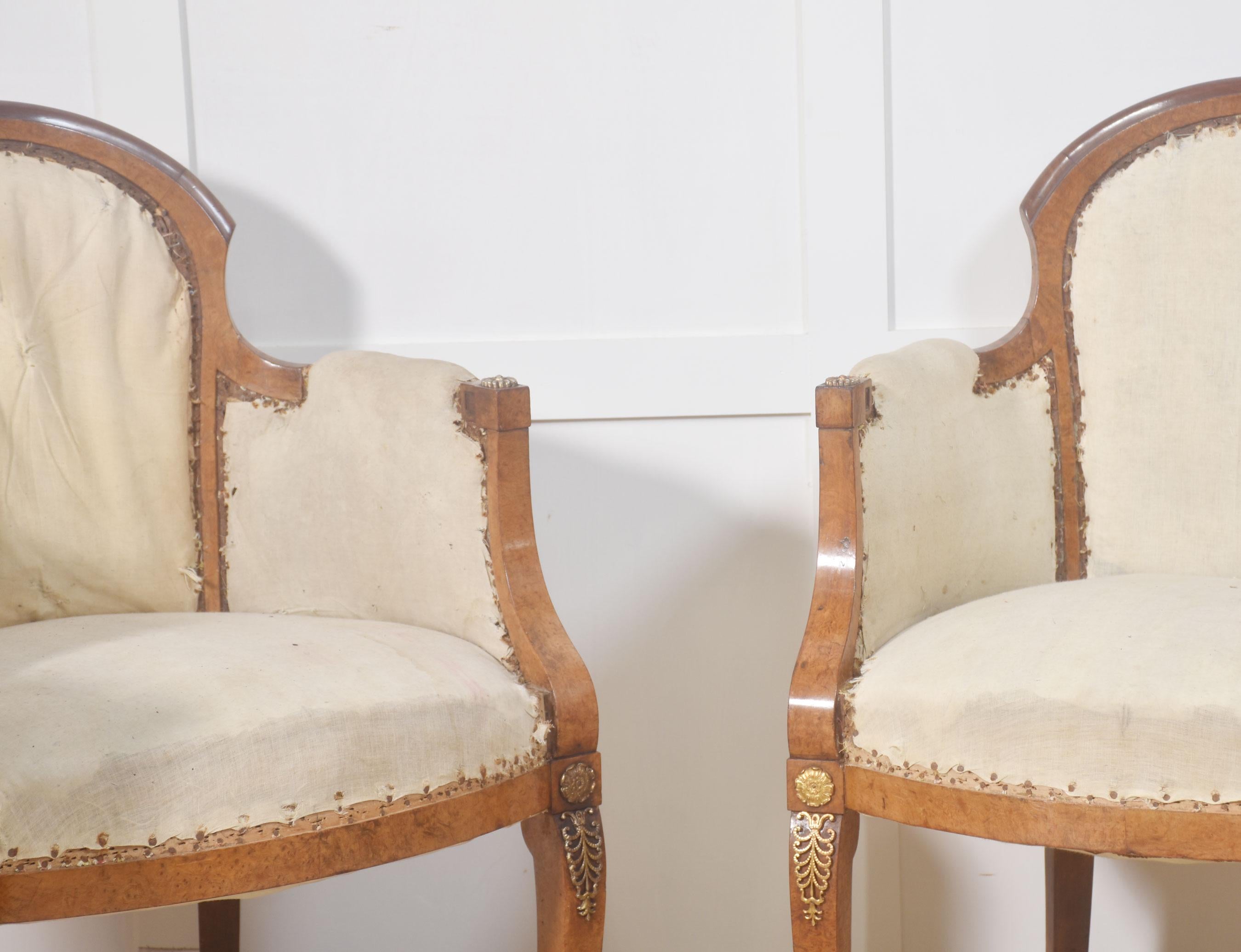 Conjunto de ocho sillas de comedor de nogal en venta 3
