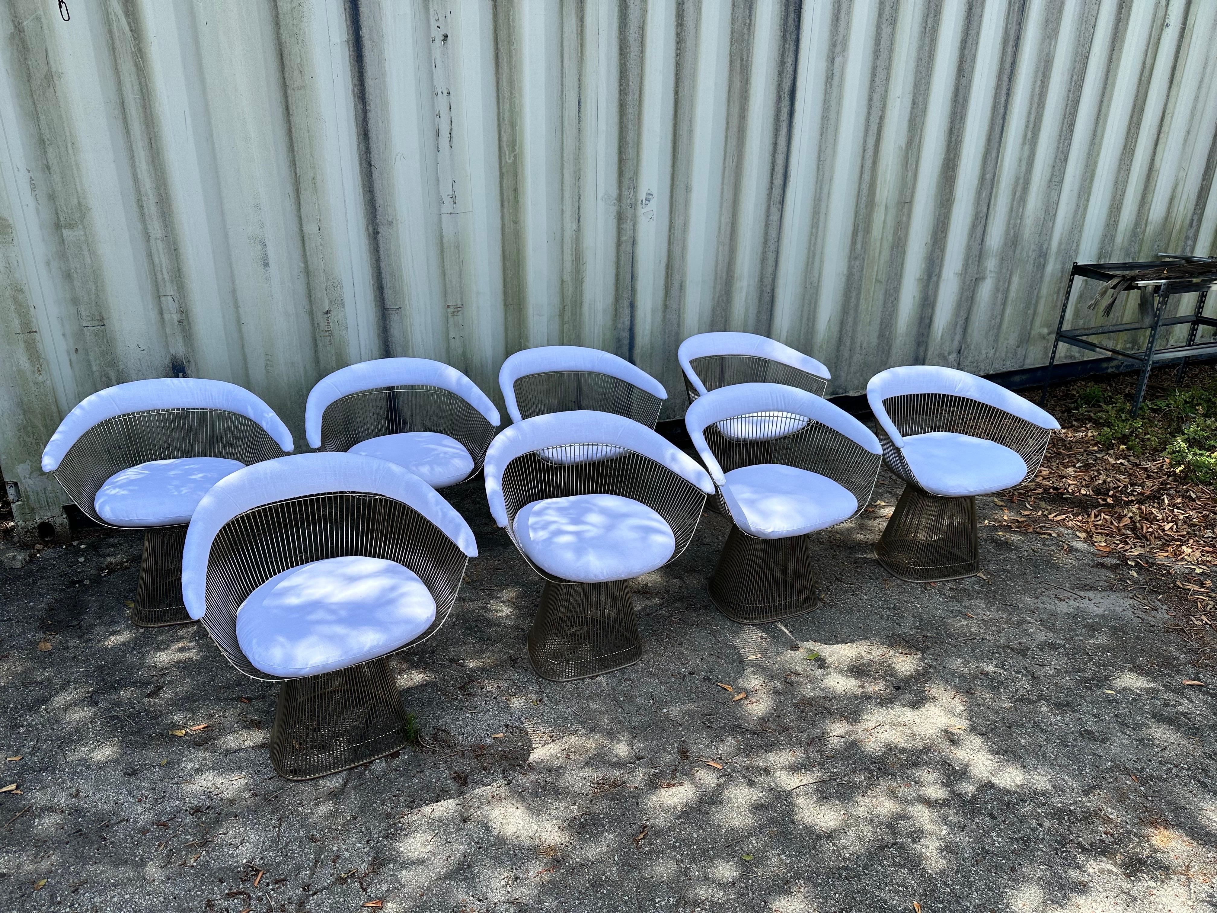 Set di 8 poltrone Warren Platner, appena imbottite.
3 poltrona con logo knoll.
Condizioni vintage molto buone, vedi video.