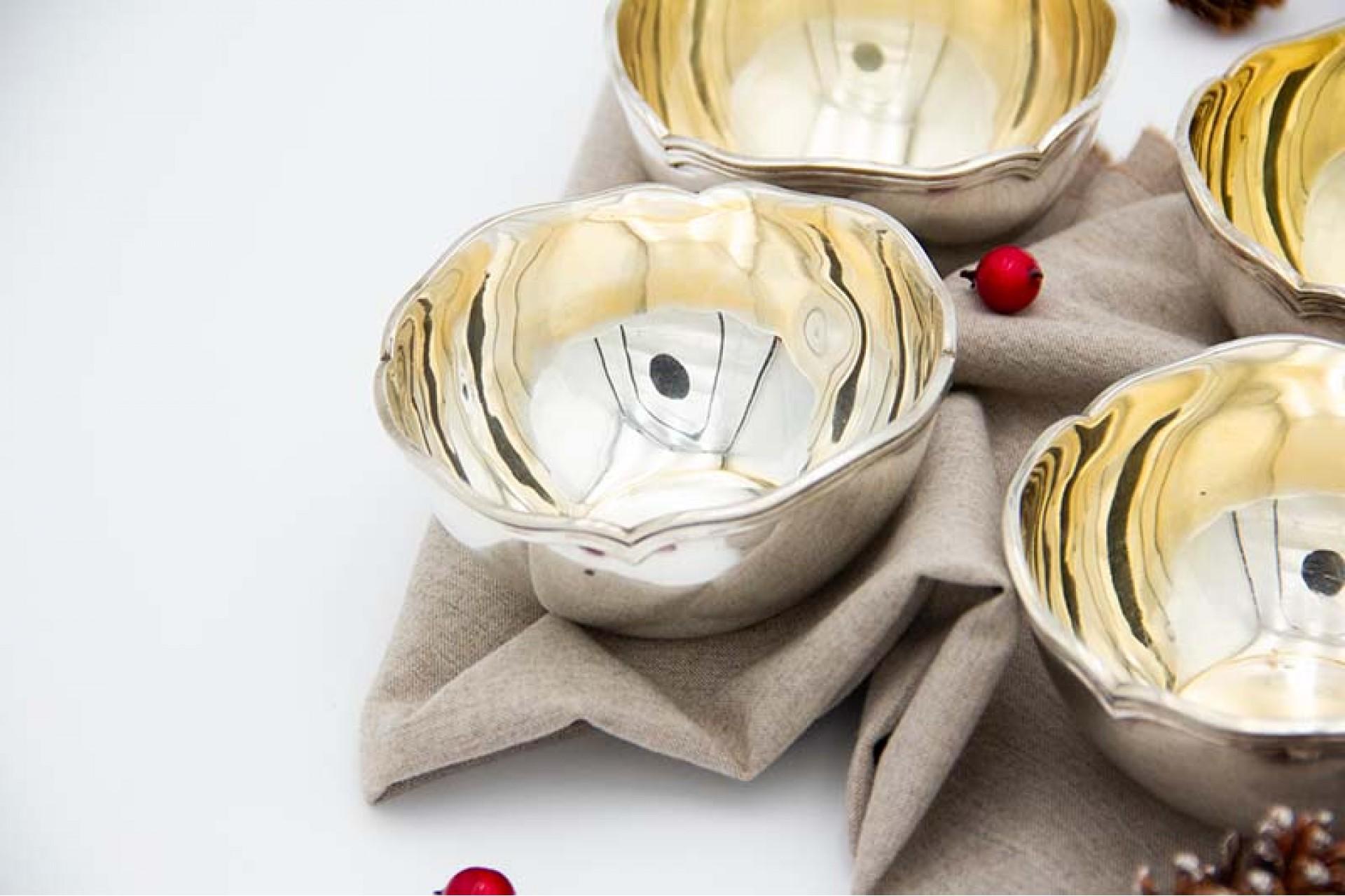 Description: Set of eight washbasins in plain silver with double friezes on the edges. Metal: silver. Origin: Portuguese. Mark: standing eagle - I Title. Weight: 851.93 grams. Dimensions: 10.7cmx5.4cm. Content: 916/1000. Assay Mark: Yes, between