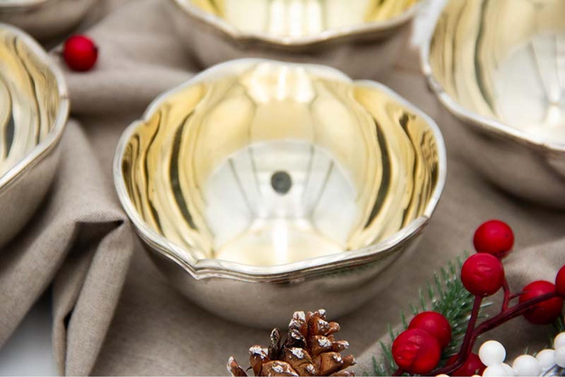 Set of eight washbasins in smooth silver with double friezes on the edges (Europäisch) im Angebot