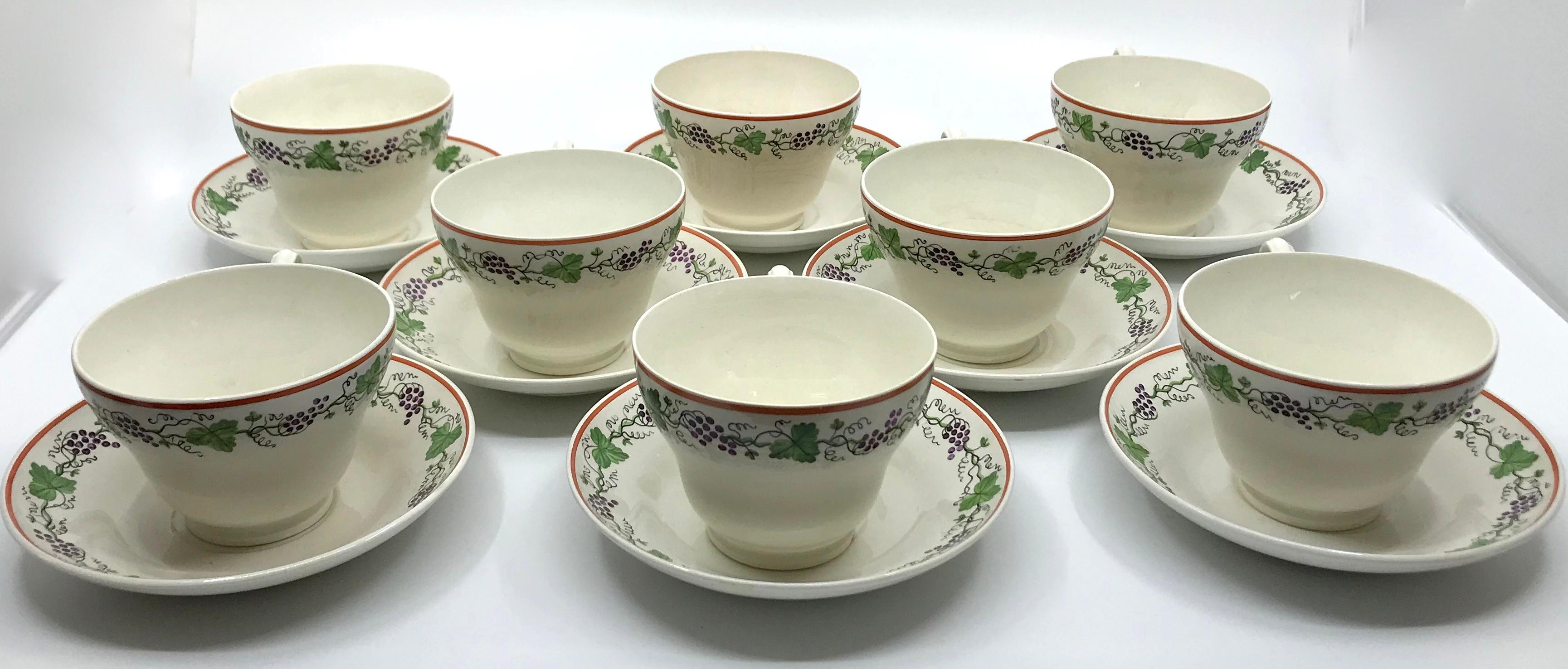 Juego de ocho tazas y platillos Wedgwood Creamware Hoja de Uva en Bueno estado para la venta en New York, NY