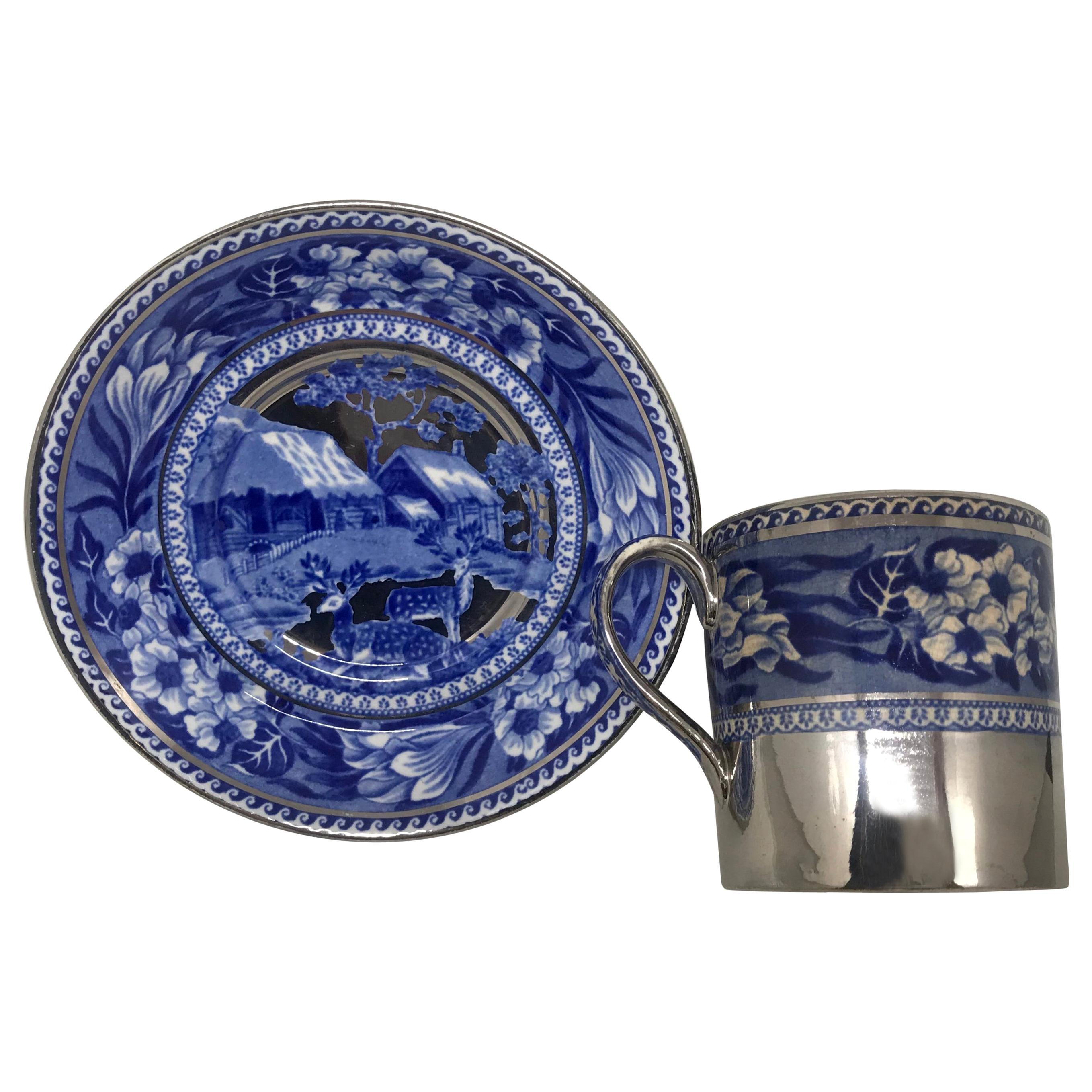 Ensemble de huit tasses et soucoupes à expresso Wedgwood en platine et renne bleu. Huit tasses à café et soucoupes à motif Fallow Deer de Wedgwood avec de riches reflets platine sur les soucoupes et une forte bande inférieure sur les tasses à café,