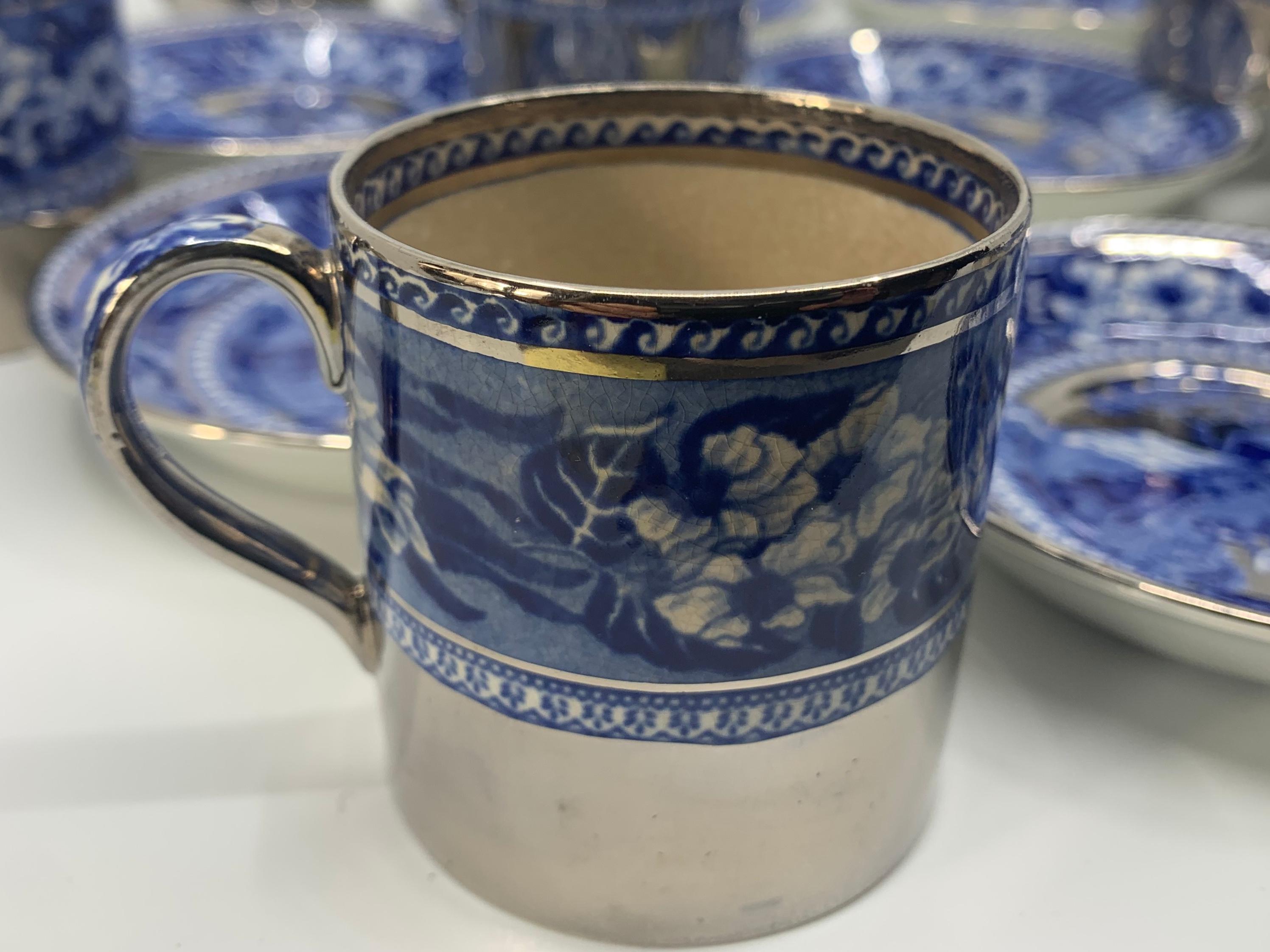 Art déco Ensemble de huit tasses et soucoupes à expresso bleues Wedgwood en platine et rennes en vente