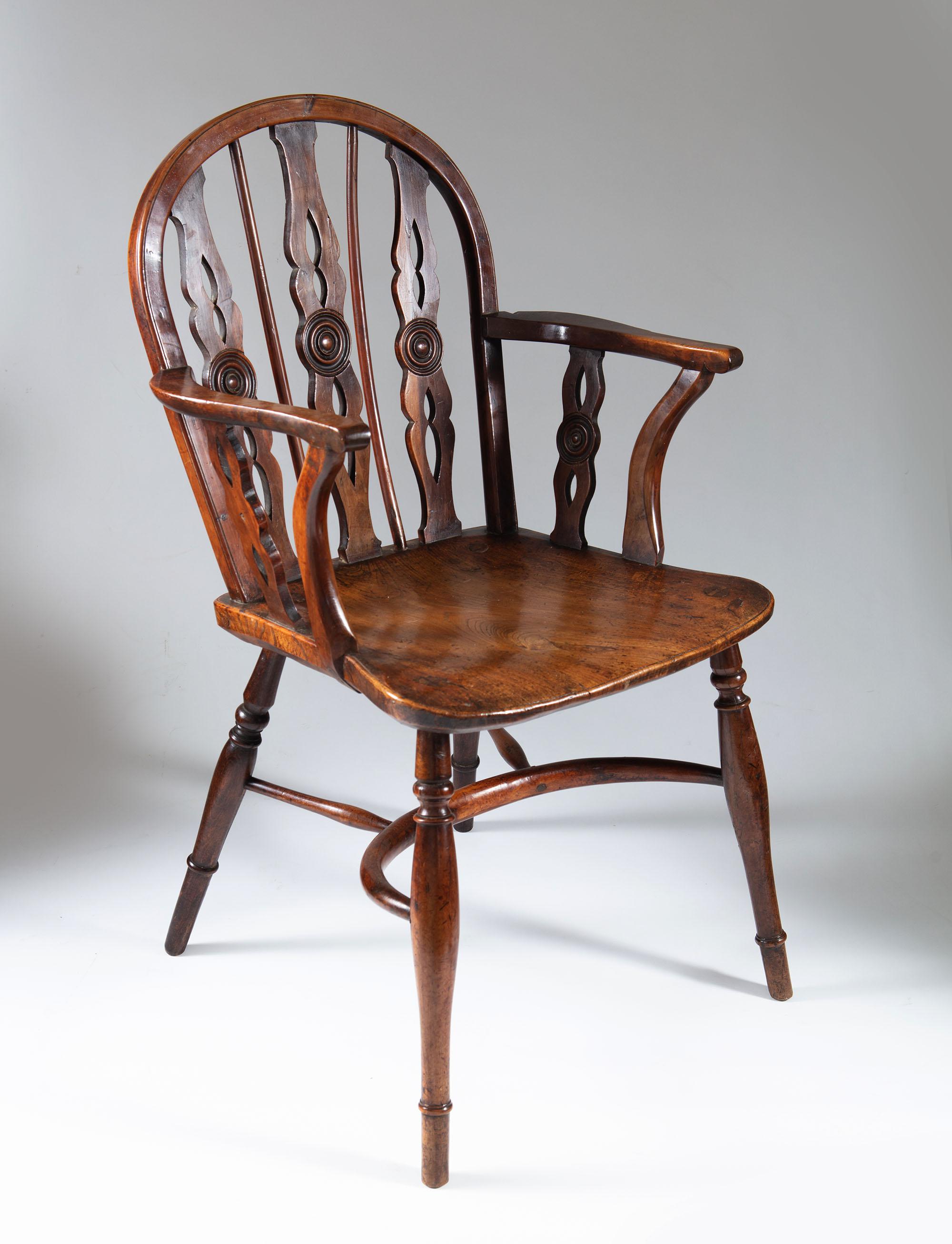 Set of Eight Wheel Back Elm and Yew Windsor Chairs In Good Condition In London, by appointment only
