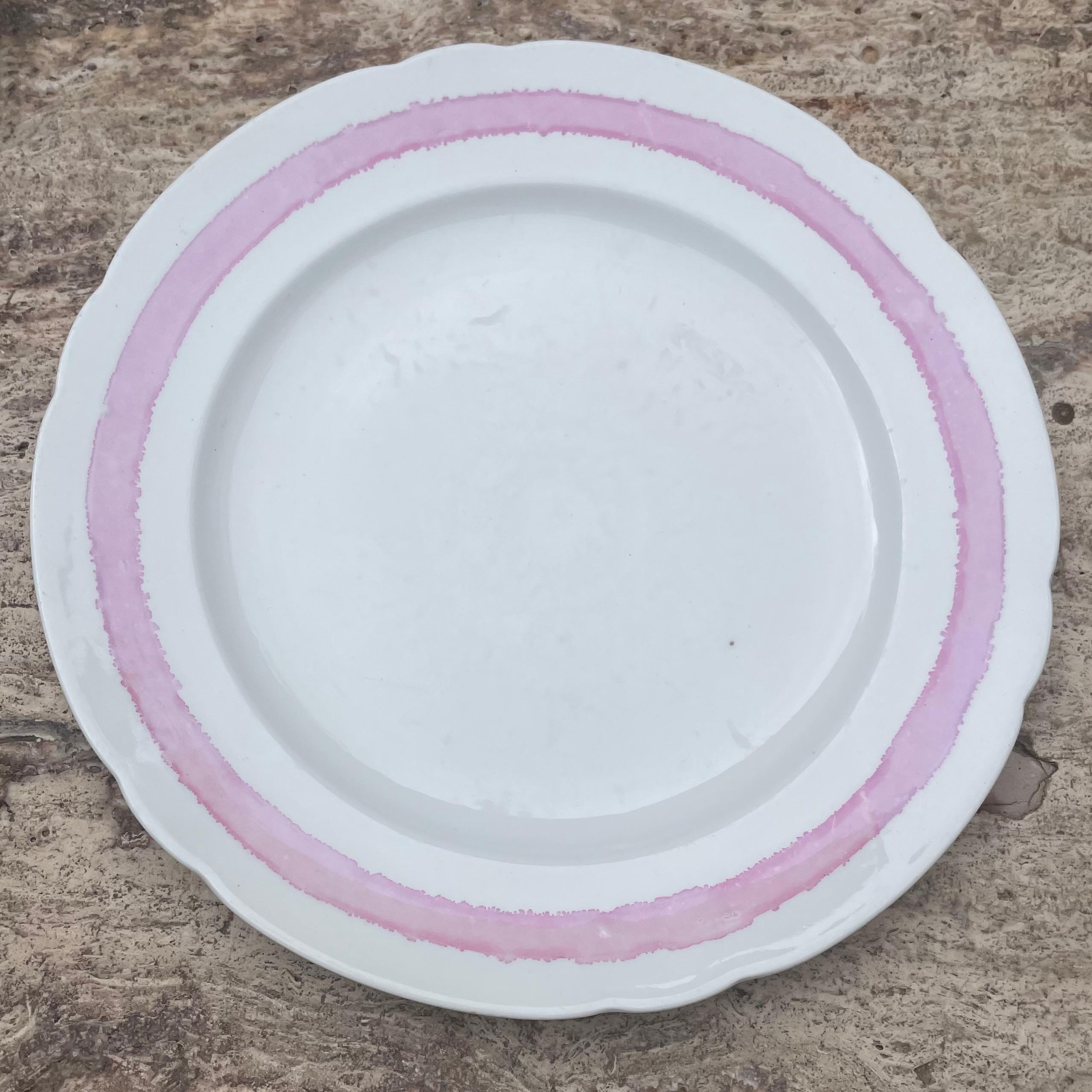 Set von acht weißen und rosa gebänderten Tellern (Deutsch) im Angebot