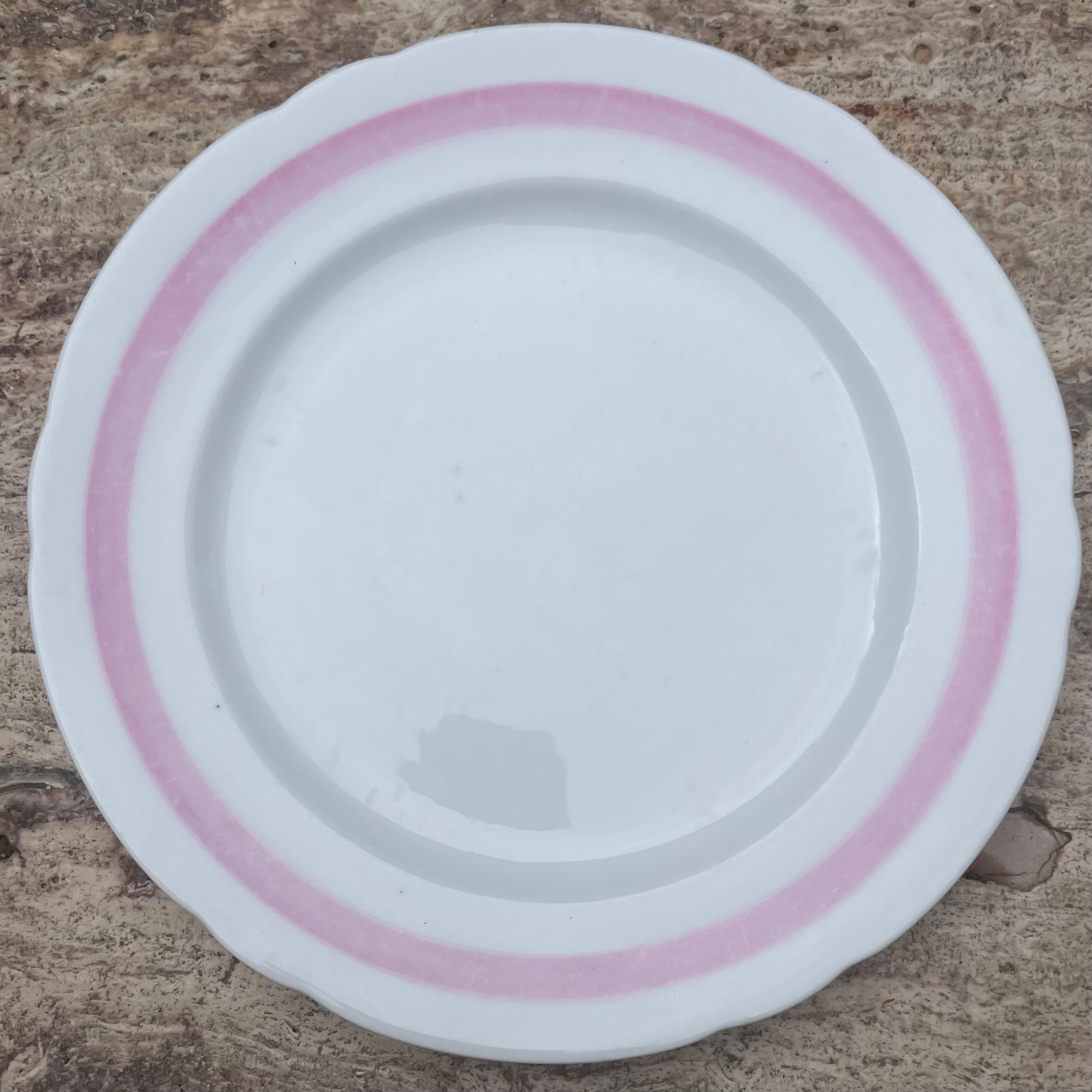 Set von acht weißen und rosa gebänderten Tellern (Glasiert) im Angebot