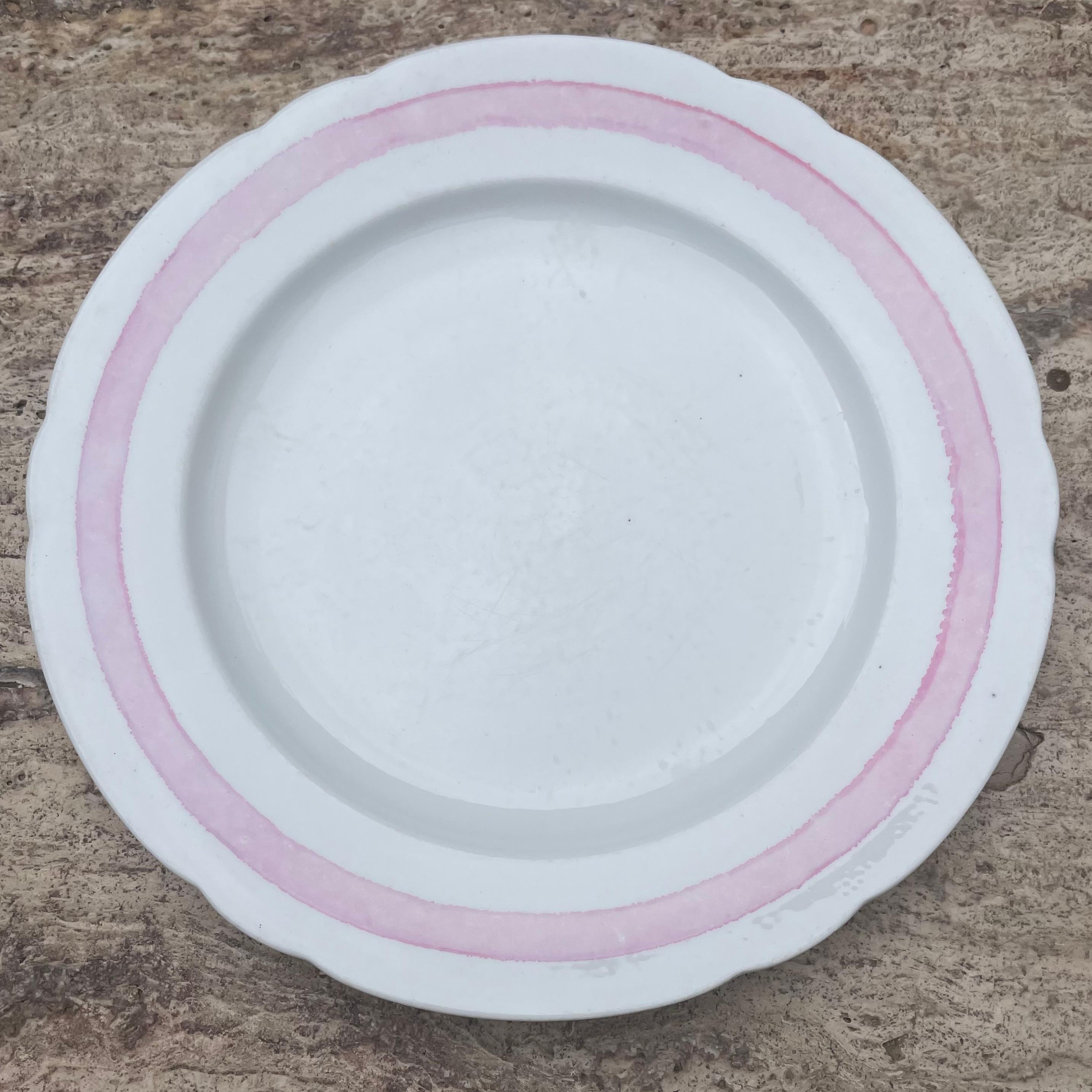Set von acht weißen und rosa gebänderten Tellern im Zustand „Gut“ im Angebot in New York, NY