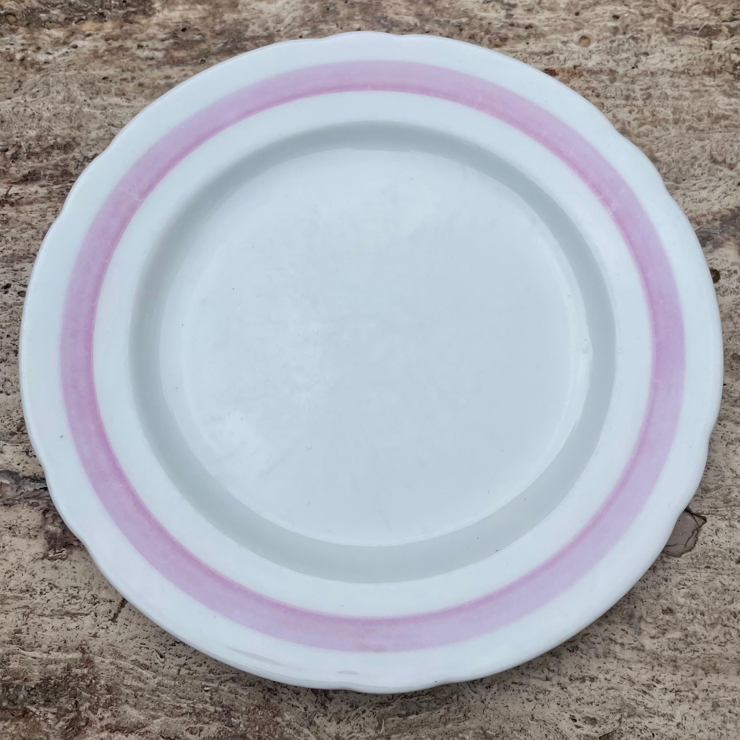 Set von acht weißen und rosa gebänderten Tellern (19. Jahrhundert) im Angebot