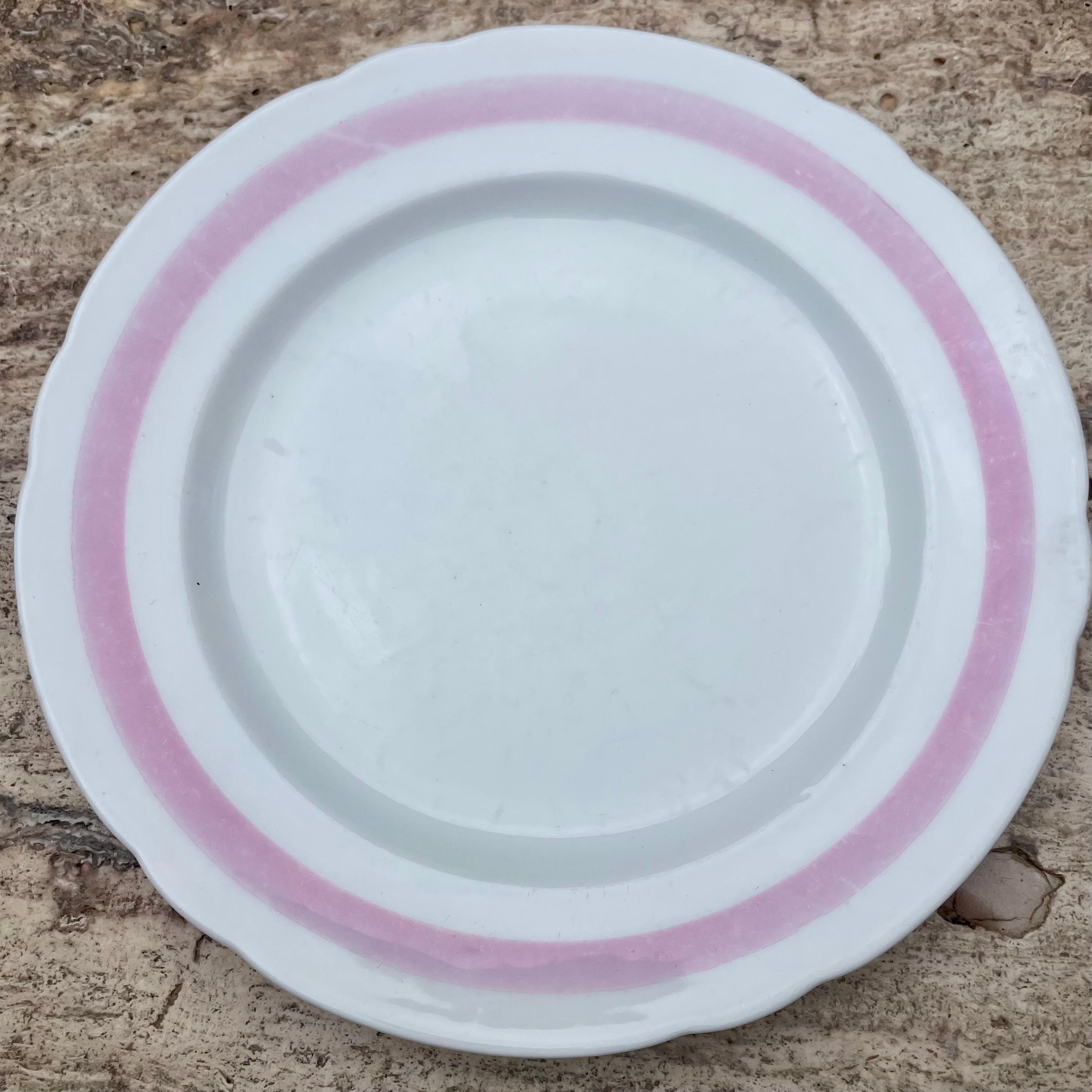 Set von acht weißen und rosa gebänderten Tellern (Porzellan) im Angebot