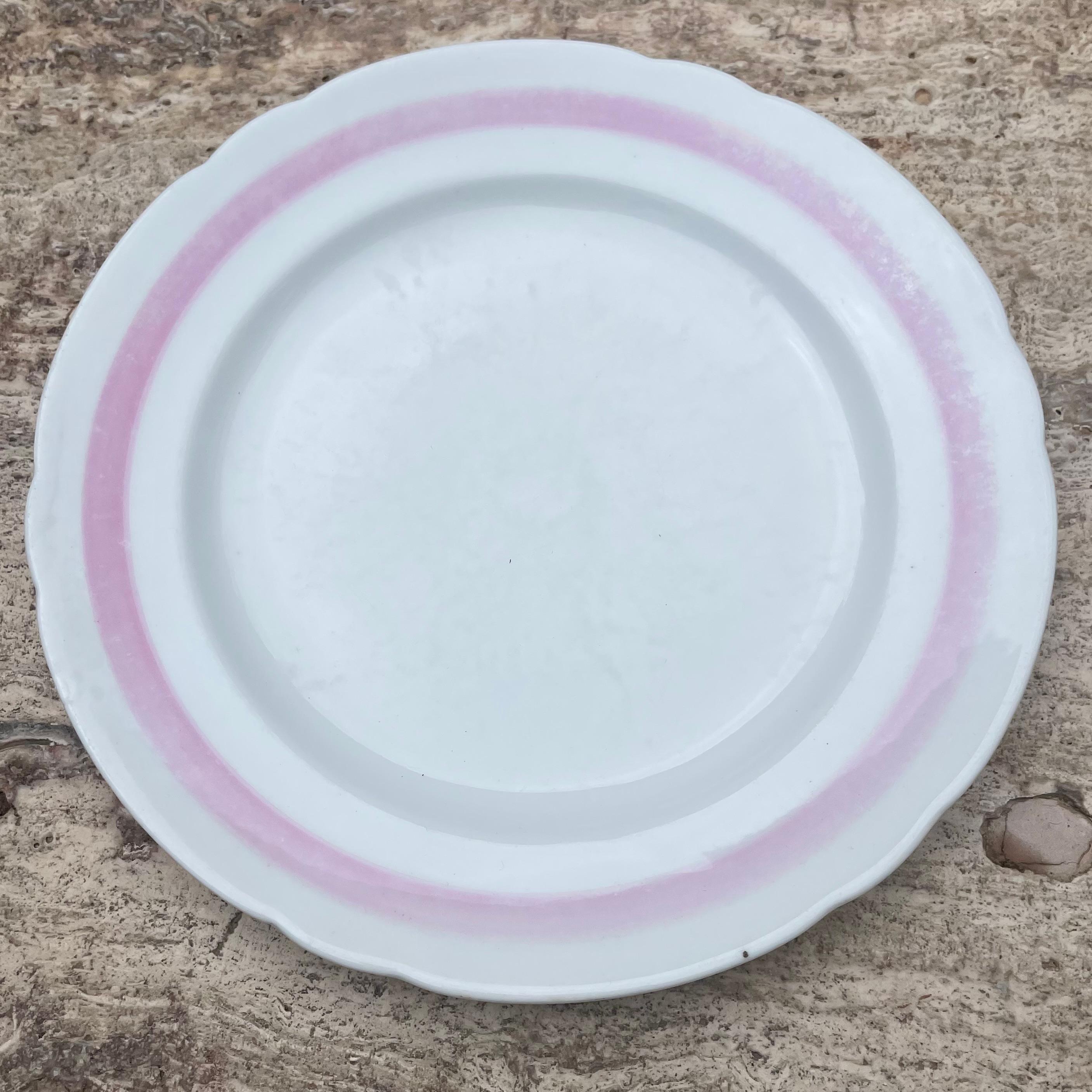 Set von acht weißen und rosa gebänderten Tellern im Angebot 1