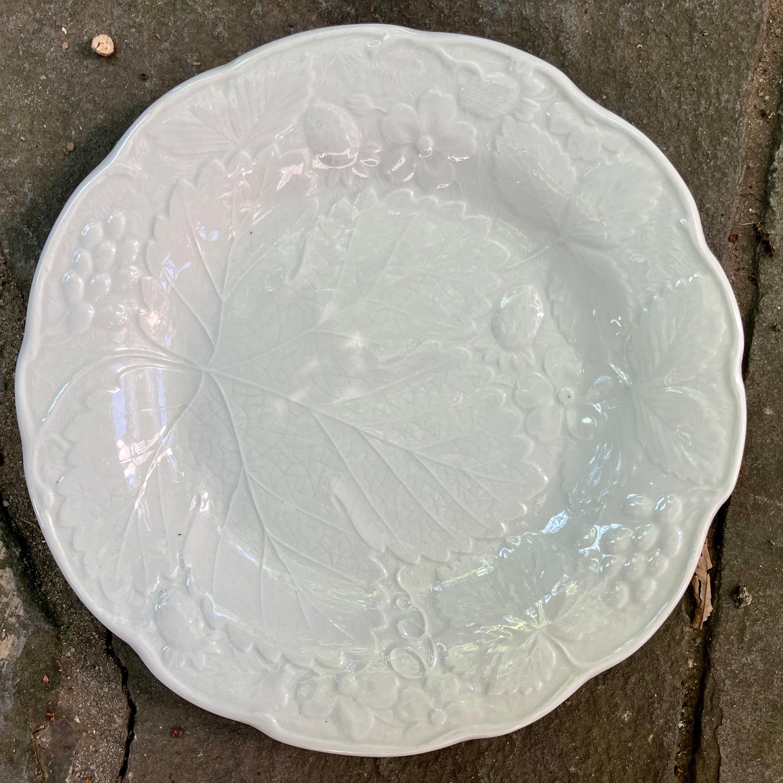Ensemble de huit assiettes de table et de déjeuner/dessert à feuilles de fraise blanches en vente 4