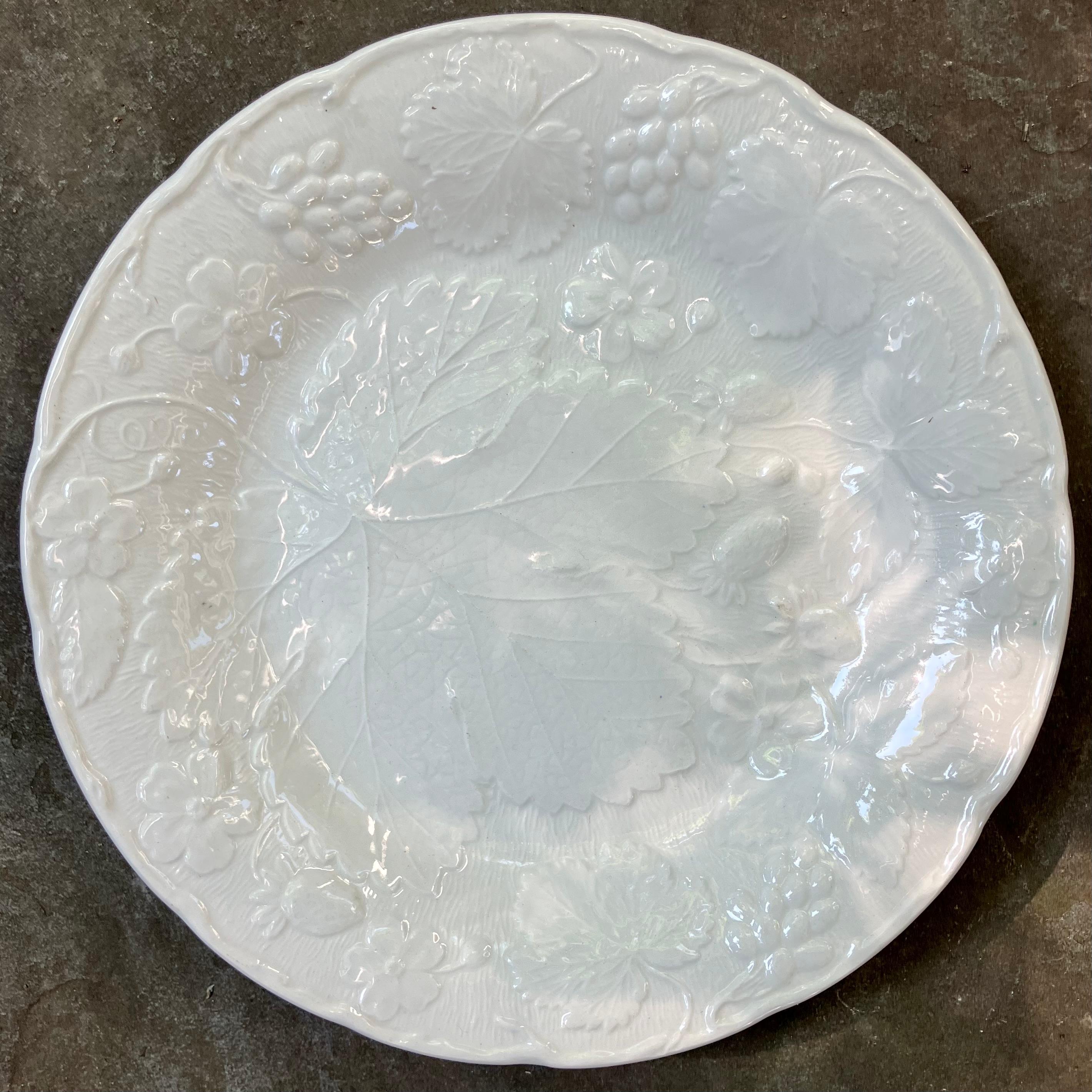 Ensemble de huit assiettes de table et de déjeuner/dessert à feuilles de fraise blanches en vente 5