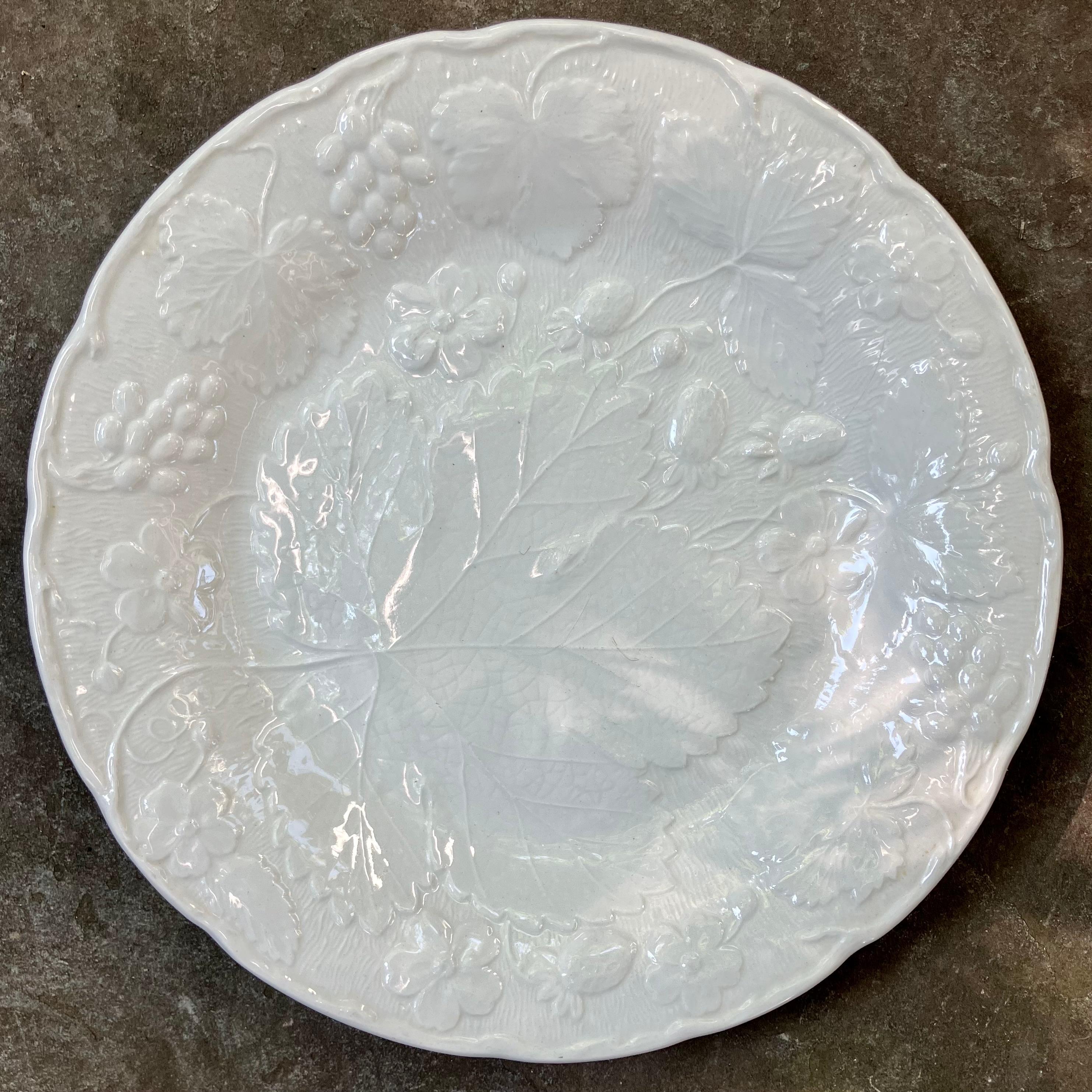 Ensemble de huit assiettes de table et de déjeuner/dessert à feuilles de fraise blanches en vente 6